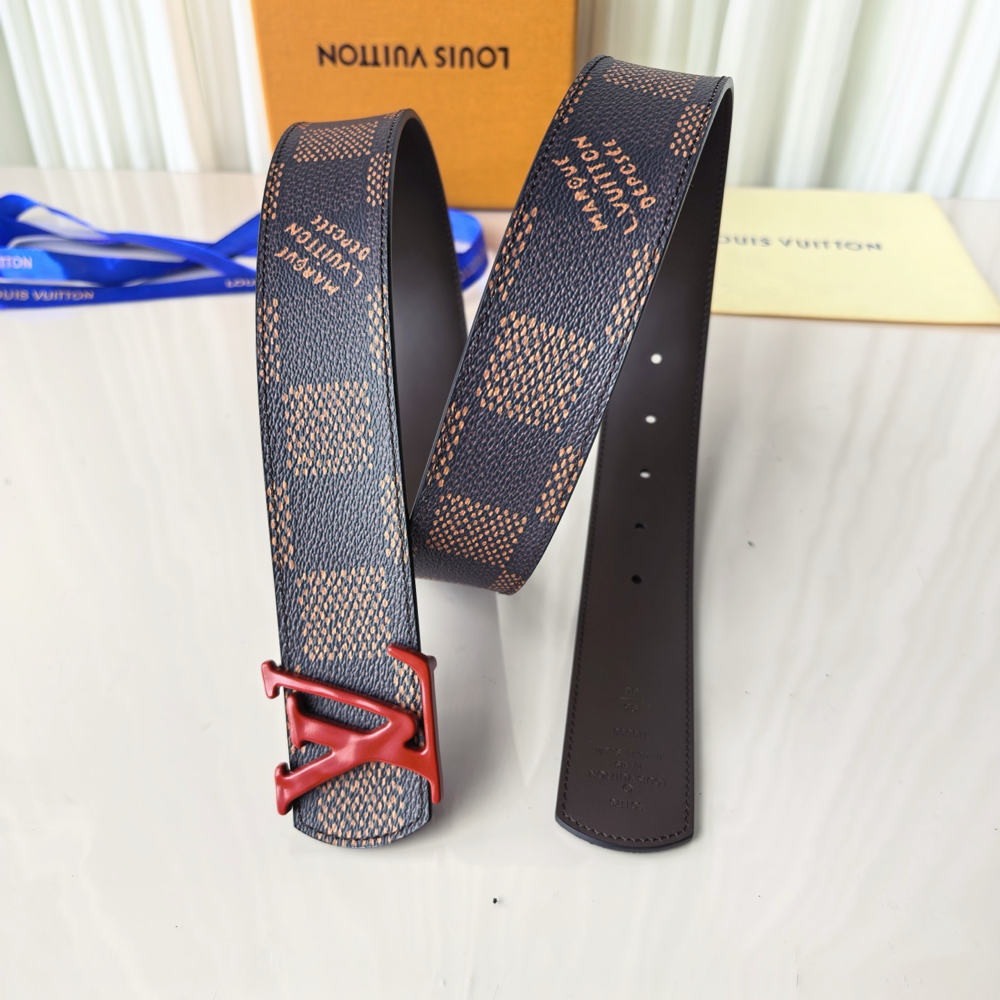 4.0宽LV Initiales Studs 可逆皮带诱人地将House DNA与意想不到的繁荣相结合，