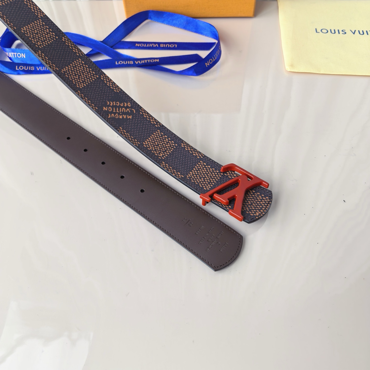 4.0宽LV Initiales Studs 可逆皮带诱人地将House DNA与意想不到的繁荣相结合，