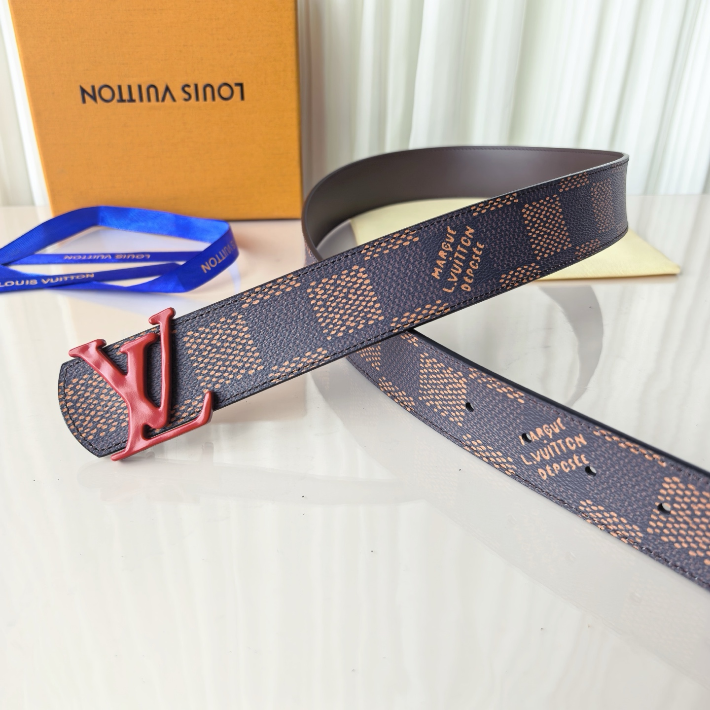 NO:882672,Original 4.0 wide LV Initiales Studs reversible leather strap seductively combines House DNA with unexpected exuberance, instantly modernizing the style. Covered in a full-coverage signature print, the reversible strap is given a welcome, everyday appeal by a studded buckle. The result is a piece full of old and new charm, Belts, louis vuitton19860909原单4.0宽LV Initiales Studs 可逆皮带诱人地将House DNA与意想不到的繁荣相结合,立即使风格现代化.双面表带覆盖着全覆盖的签名印花,由饰有铆钉的扣子赋予了欢迎的日常魅力.结果是一件充满新旧魅力的作品,皮带,louis vuitton,Belt