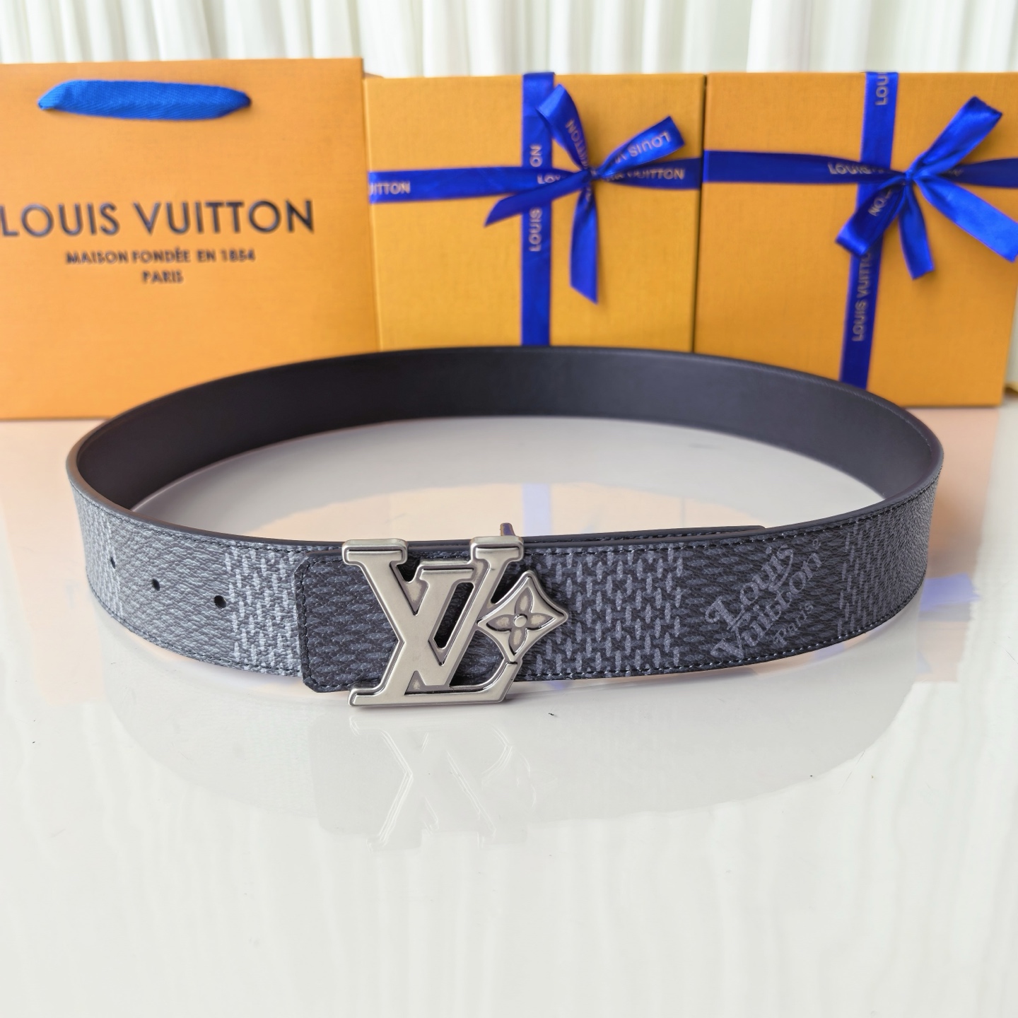4.0宽LV Initiales Studs 可逆皮带诱人地将House DNA与意想不到的繁荣相结合，