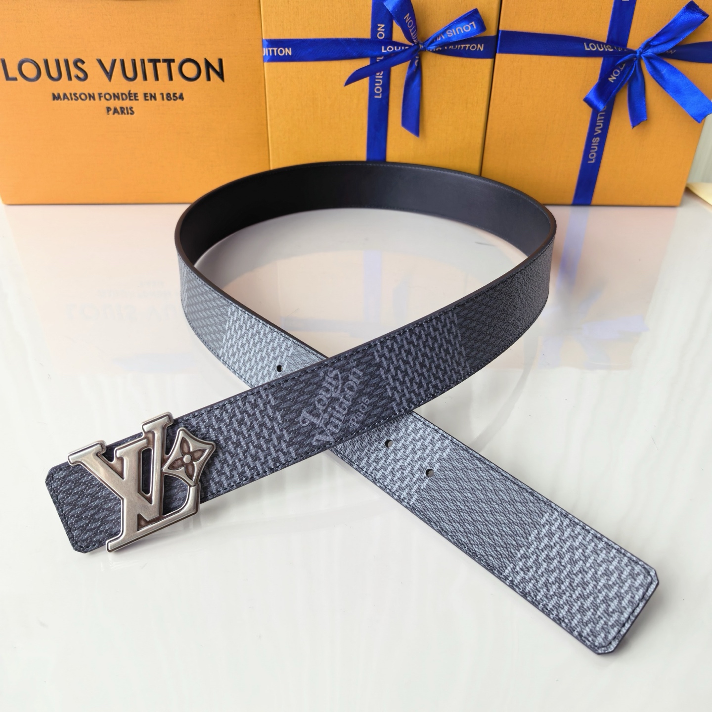 4.0宽LV Initiales Studs 可逆皮带诱人地将House DNA与意想不到的繁荣相结合，