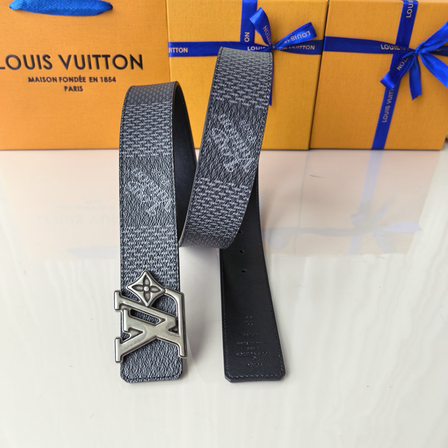 4.0宽LV Initiales Studs 可逆皮带诱人地将House DNA与意想不到的繁荣相结合，