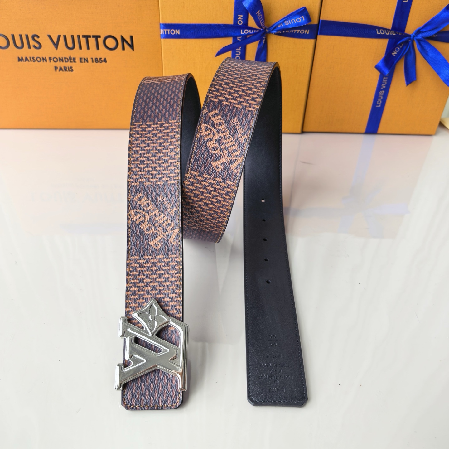 4.0宽LV Initiales Studs 可逆皮带诱人地将House DNA与意想不到的繁荣相结合，