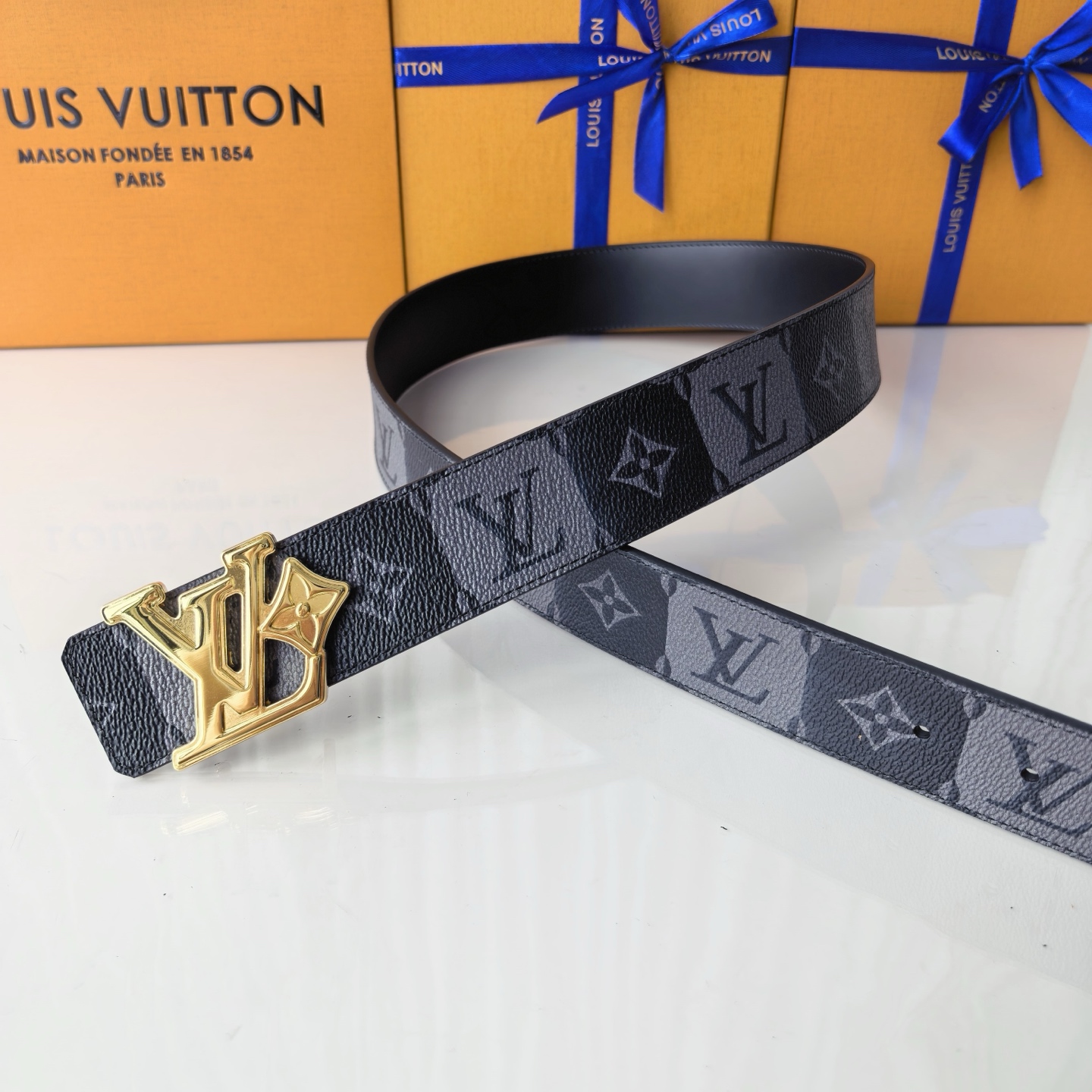 4.0宽LV Initiales Studs 可逆皮带诱人地将House DNA与意想不到的繁荣相结合，