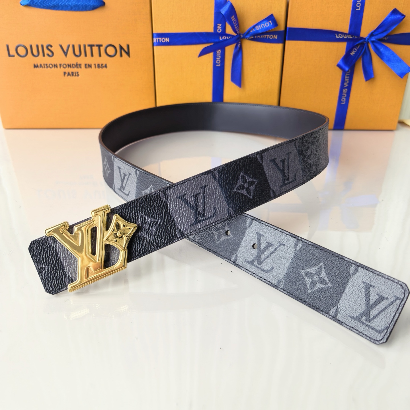 4.0宽LV Initiales Studs 可逆皮带诱人地将House DNA与意想不到的繁荣相结合，