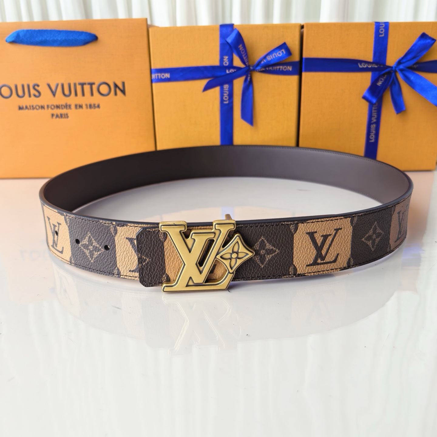 4.0宽LV Initiales Studs 可逆皮带诱人地将House DNA与意想不到的繁荣相结合，