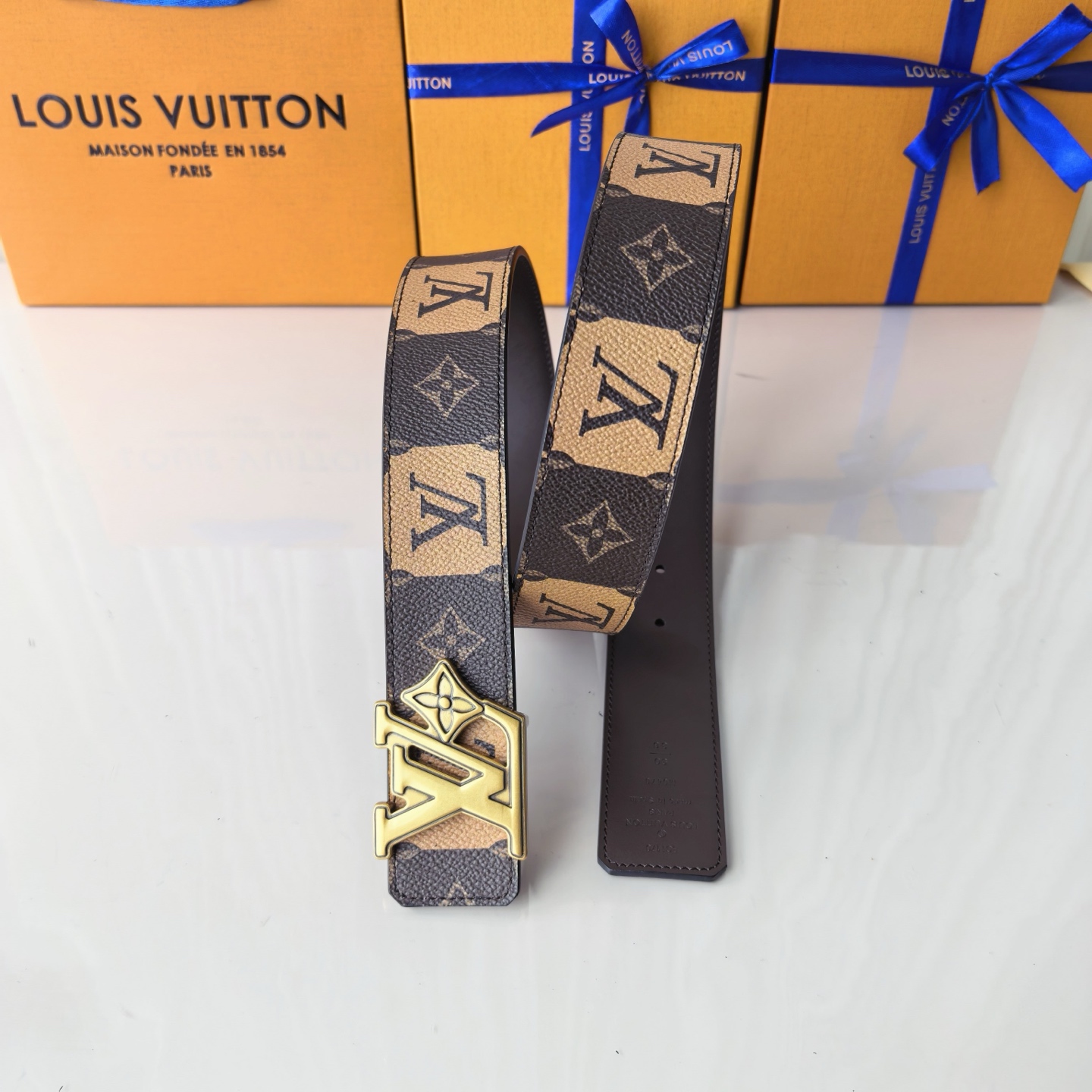 4.0宽LV Initiales Studs 可逆皮带诱人地将House DNA与意想不到的繁荣相结合，