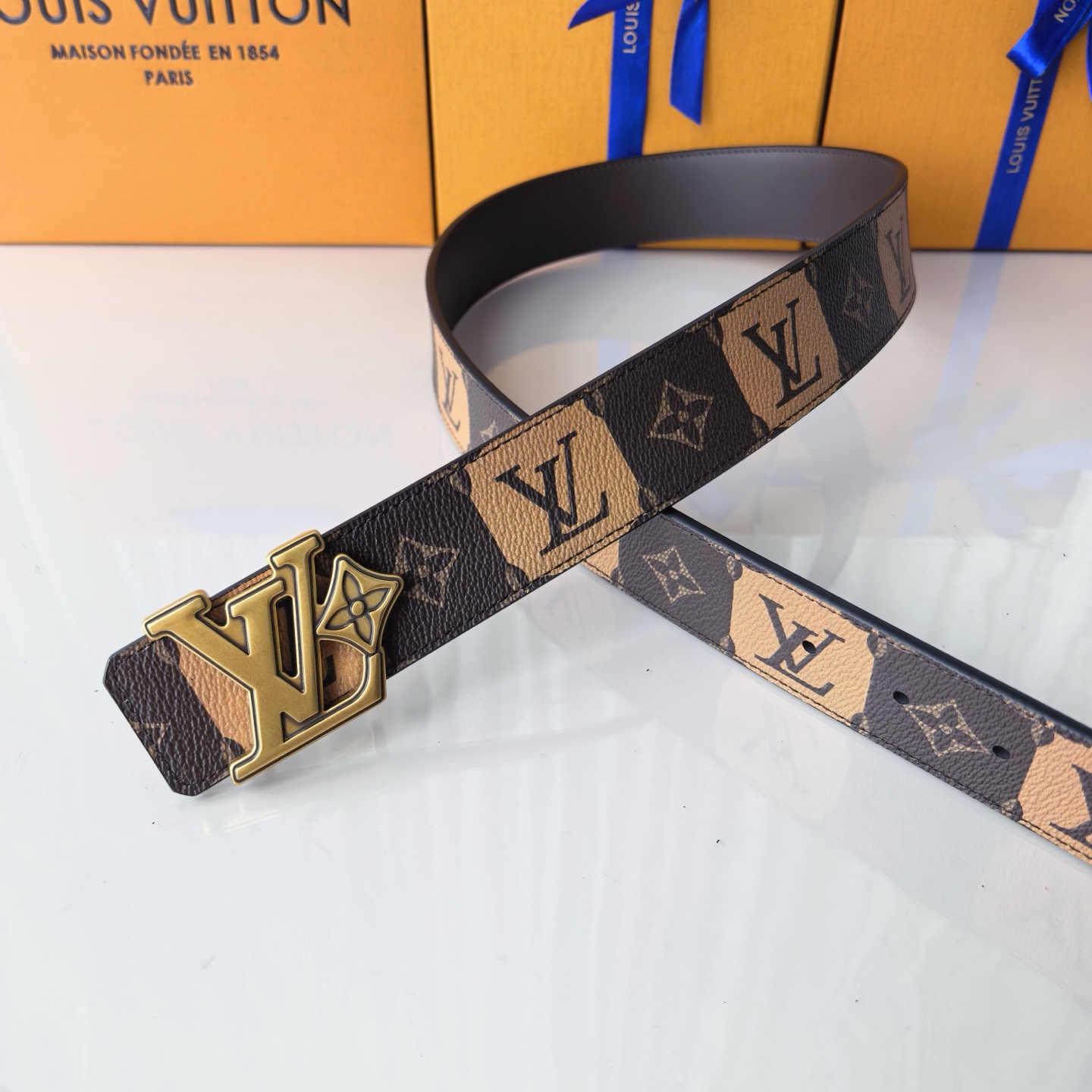 4.0宽LV Initiales Studs 可逆皮带诱人地将House DNA与意想不到的繁荣相结合，