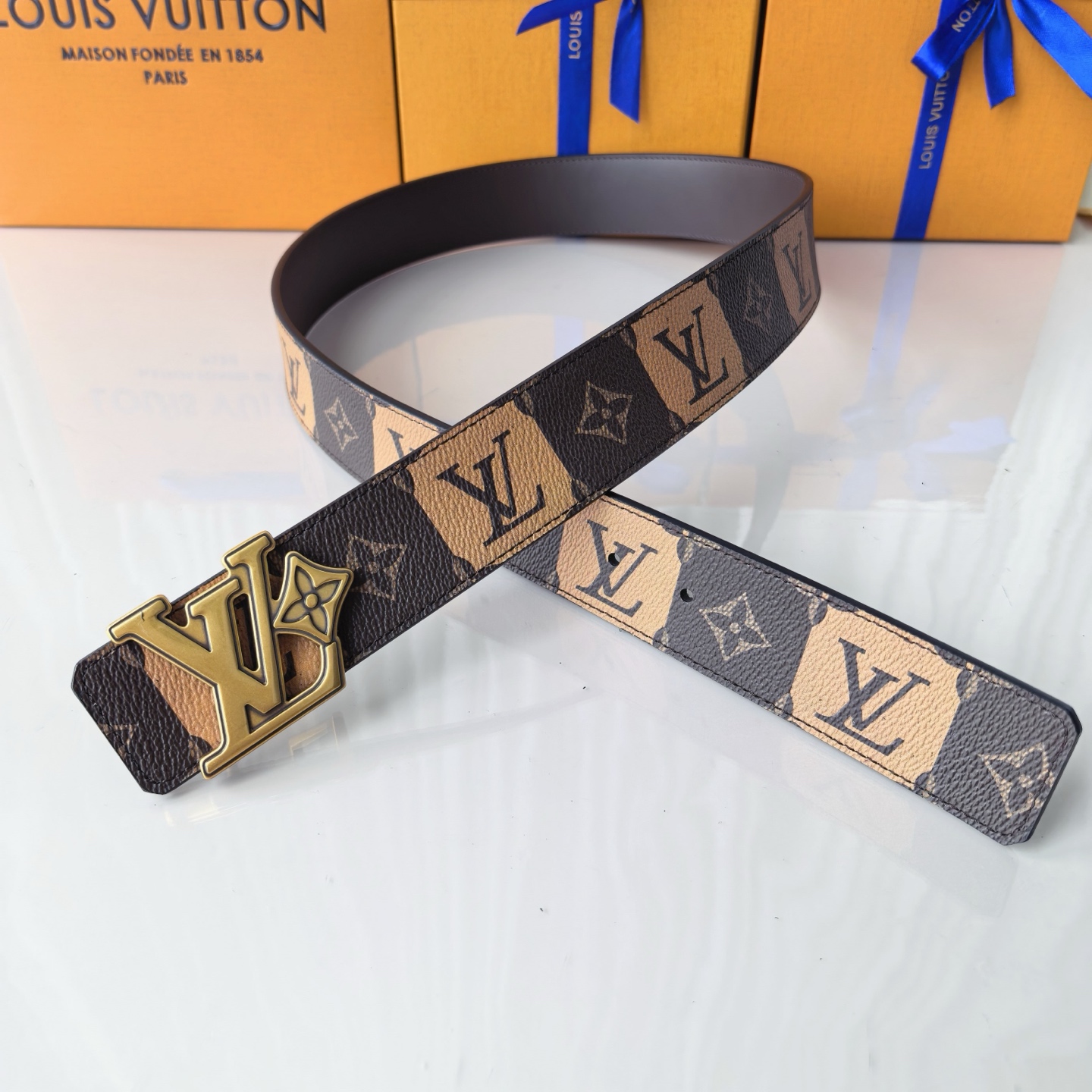 4.0宽LV Initiales Studs 可逆皮带诱人地将House DNA与意想不到的繁荣相结合，