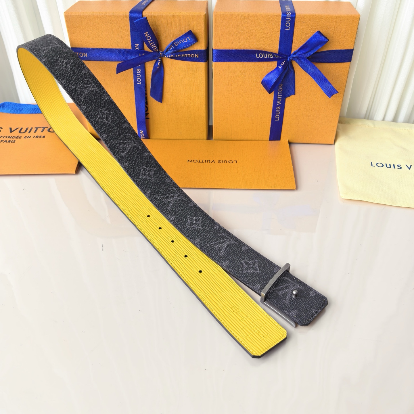 LV Initiales 40毫米双面腰带拼接 Monogram 帆布与 EPi 皮革，以宽幅设计洋溢现