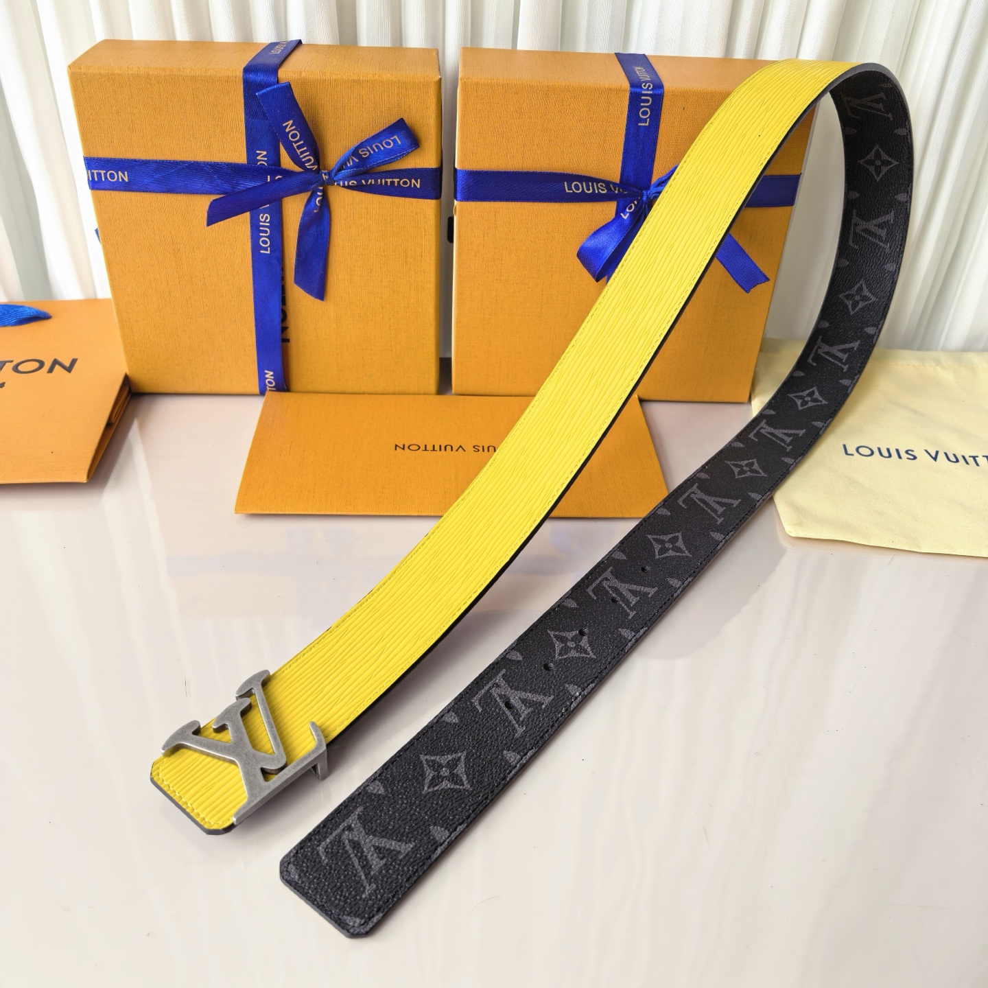 LV Initiales 40毫米双面腰带拼接 Monogram 帆布与 EPi 皮革，以宽幅设计洋溢现