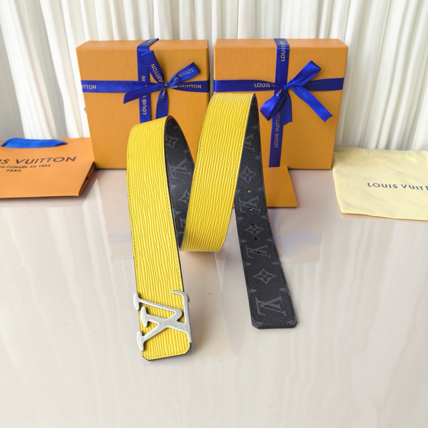 LV Initiales 40毫米双面腰带拼接 Monogram 帆布与 EPi 皮革，以宽幅设计洋溢现