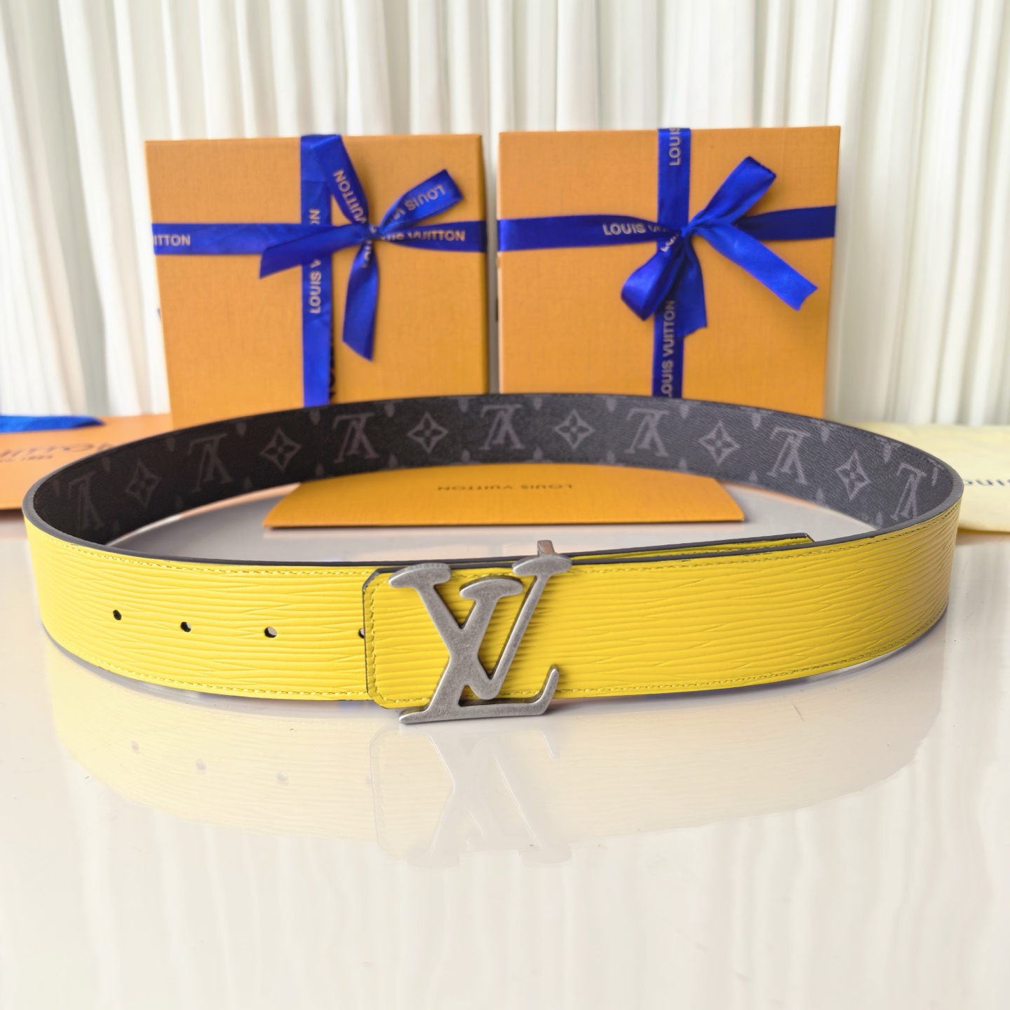 LV Initiales 40毫米双面腰带拼接 Monogram 帆布与 EPi 皮革，以宽幅设计洋溢现