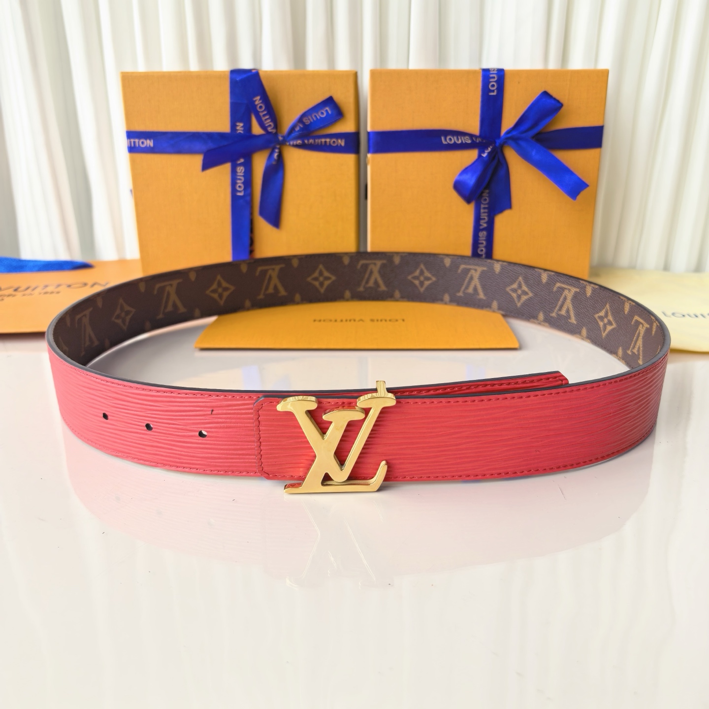 LV Initiales 40毫米双面腰带拼接 Monogram 帆布与 EPi 皮革，以宽幅设计洋溢现