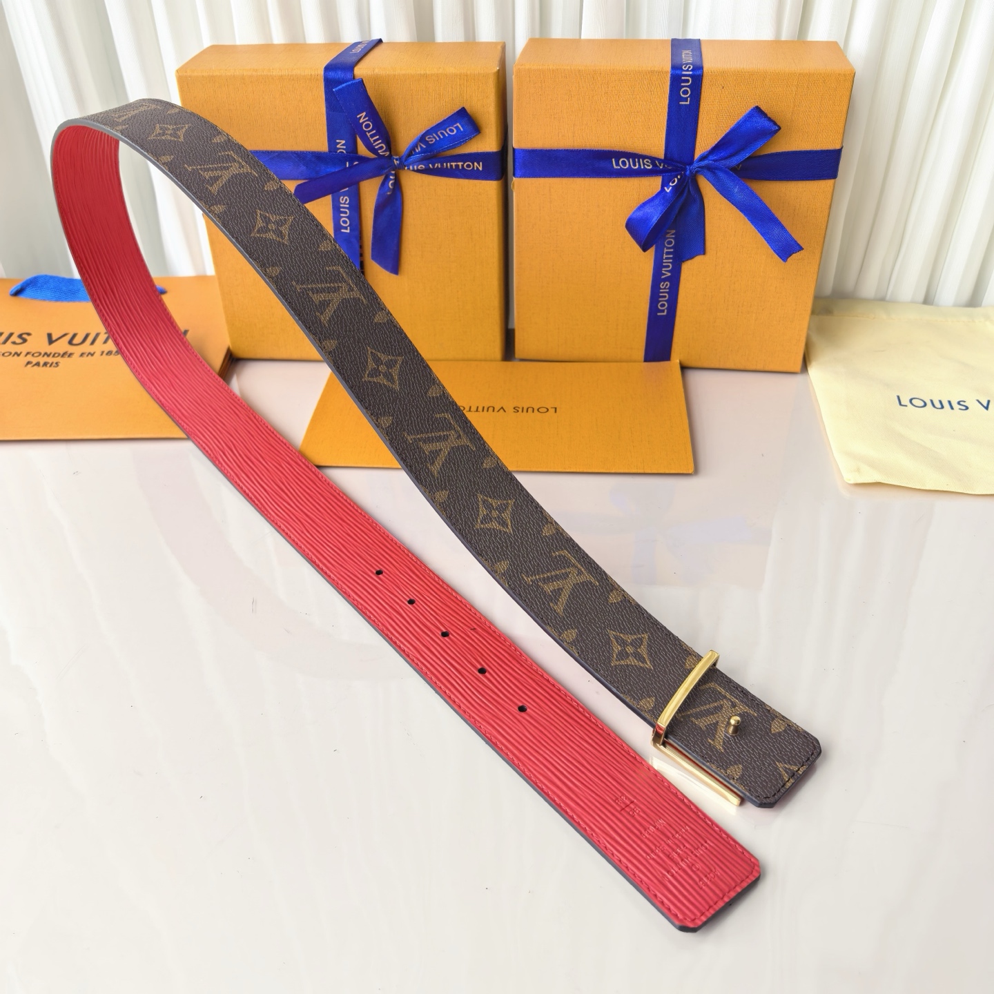 LV Initiales 40毫米双面腰带拼接 Monogram 帆布与 EPi 皮革，以宽幅设计洋溢现
