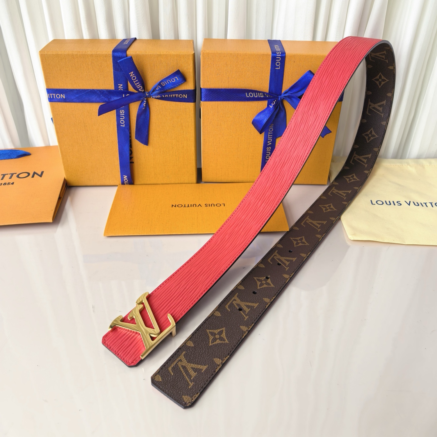 LV Initiales 40毫米双面腰带拼接 Monogram 帆布与 EPi 皮革，以宽幅设计洋溢现