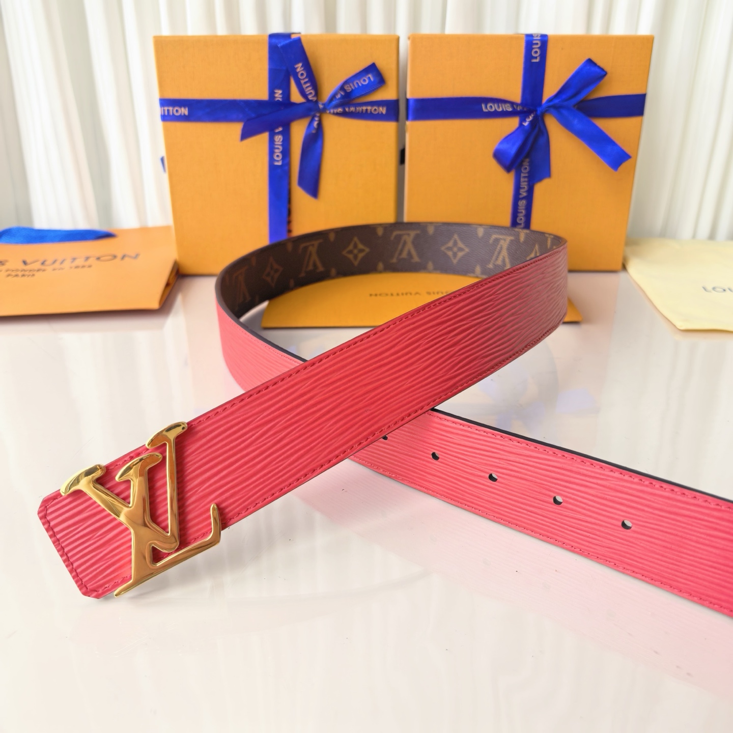 LV Initiales 40毫米双面腰带拼接 Monogram 帆布与 EPi 皮革，以宽幅设计洋溢现