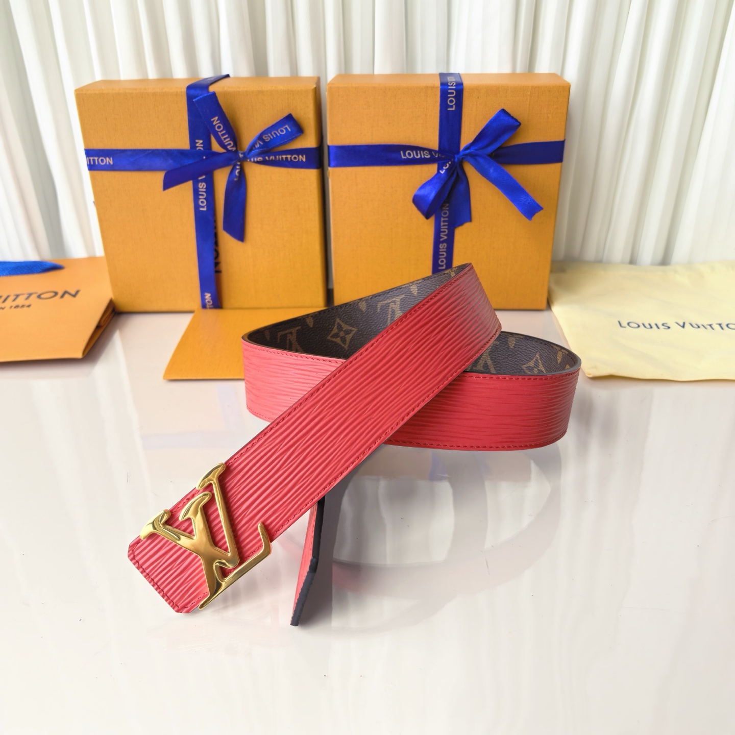 LV Initiales 40毫米双面腰带拼接 Monogram 帆布与 EPi 皮革，以宽幅设计洋溢现