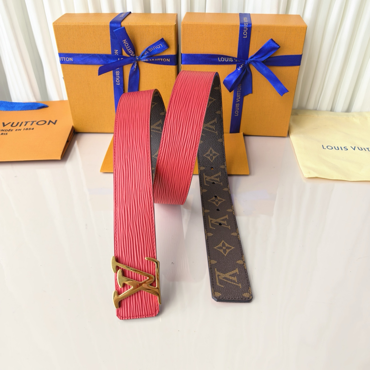 LV Initiales 40毫米双面腰带拼接 Monogram 帆布与 EPi 皮革，以宽幅设计洋溢现