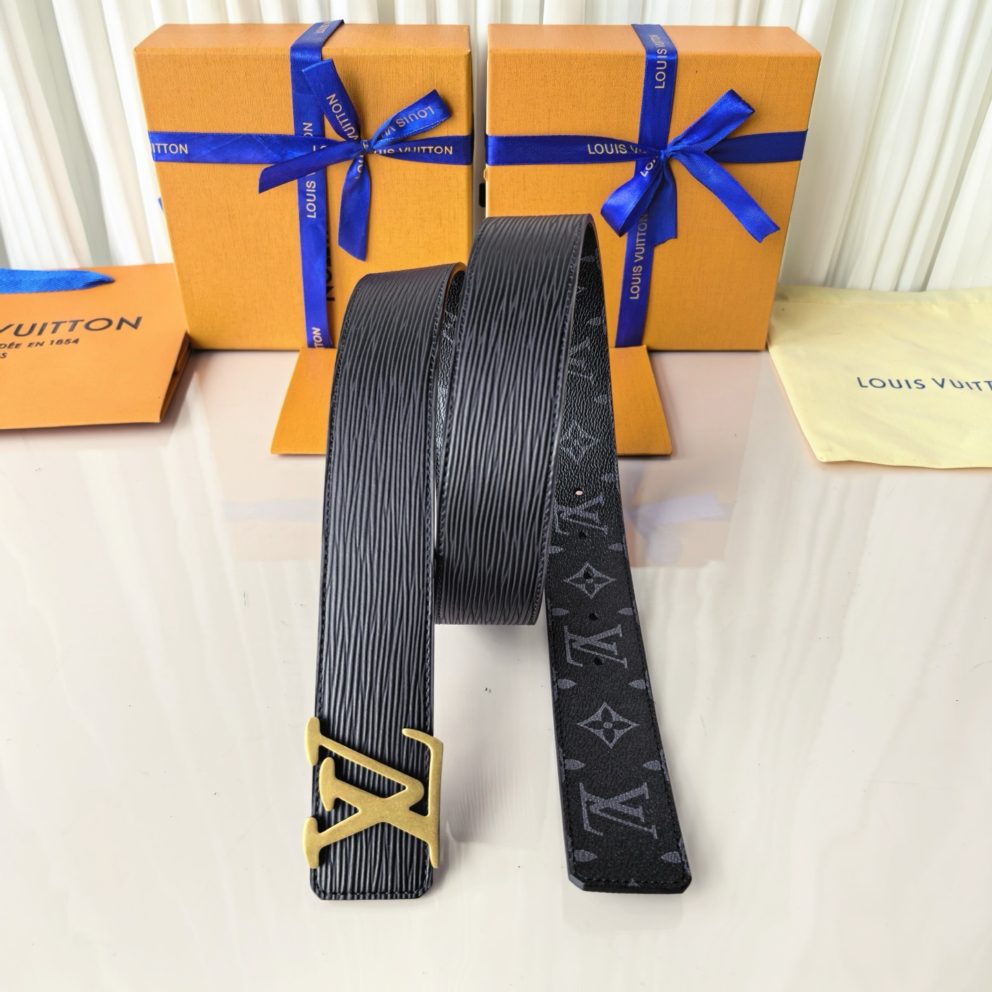 LV Initiales 40毫米双面腰带拼接 Monogram 帆布与 EPi 皮革，以宽幅设计洋溢现