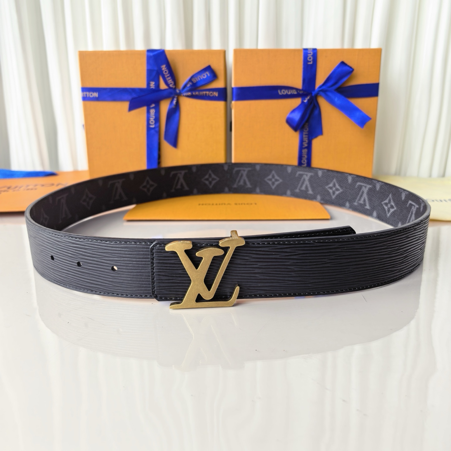 LV Initiales 40毫米双面腰带拼接 Monogram 帆布与 EPi 皮革，以宽幅设计洋溢现