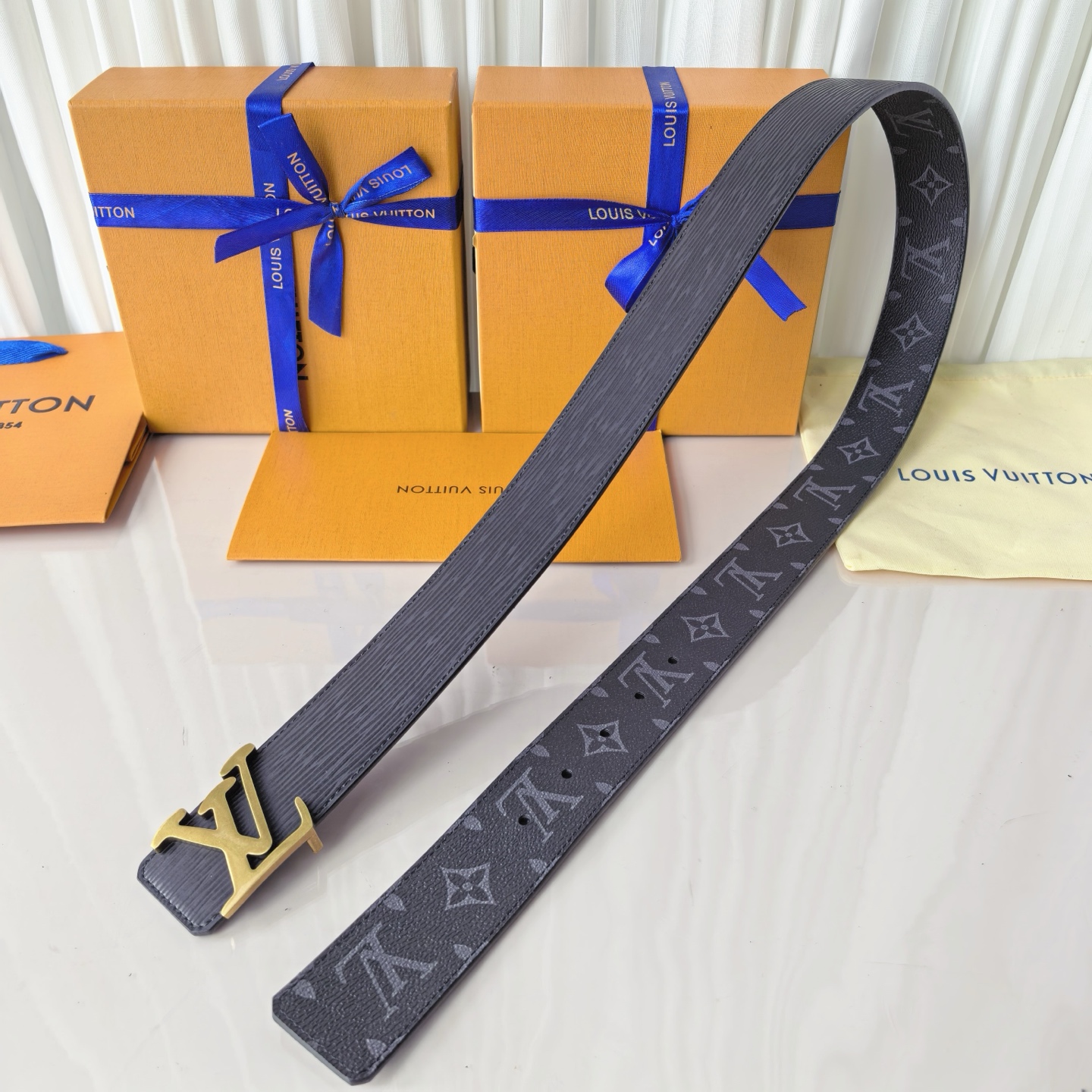 LV Initiales 40毫米双面腰带拼接 Monogram 帆布与 EPi 皮革，以宽幅设计洋溢现