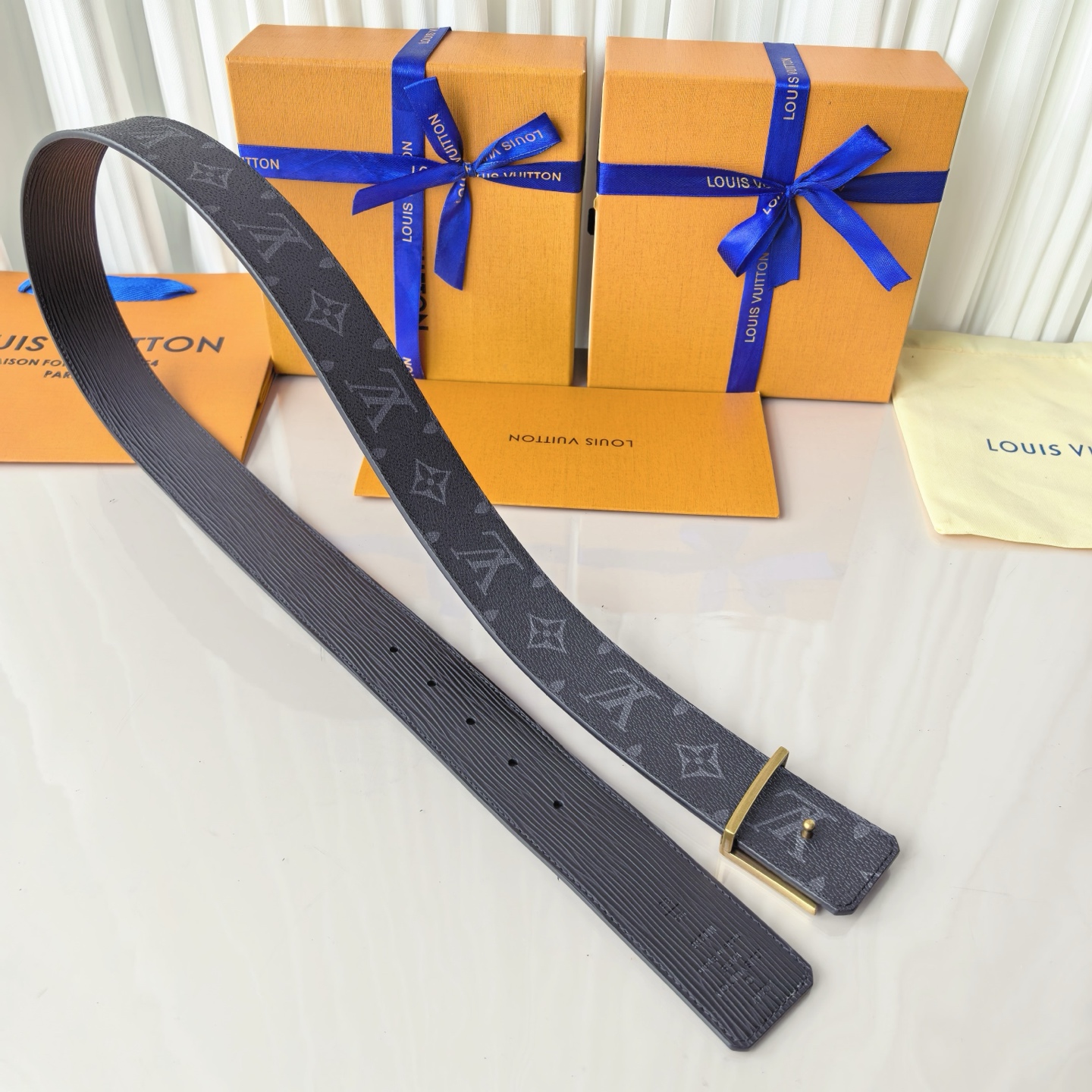 LV Initiales 40毫米双面腰带拼接 Monogram 帆布与 EPi 皮革，以宽幅设计洋溢现
