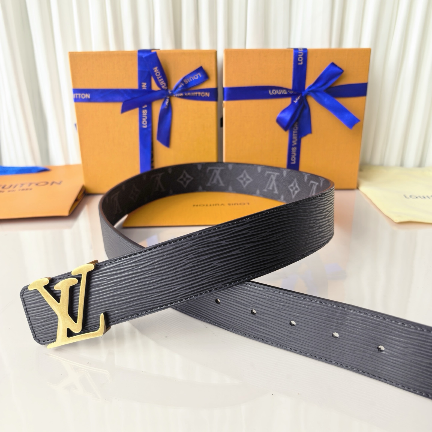 LV Initiales 40毫米双面腰带拼接 Monogram 帆布与 EPi 皮革，以宽幅设计洋溢现