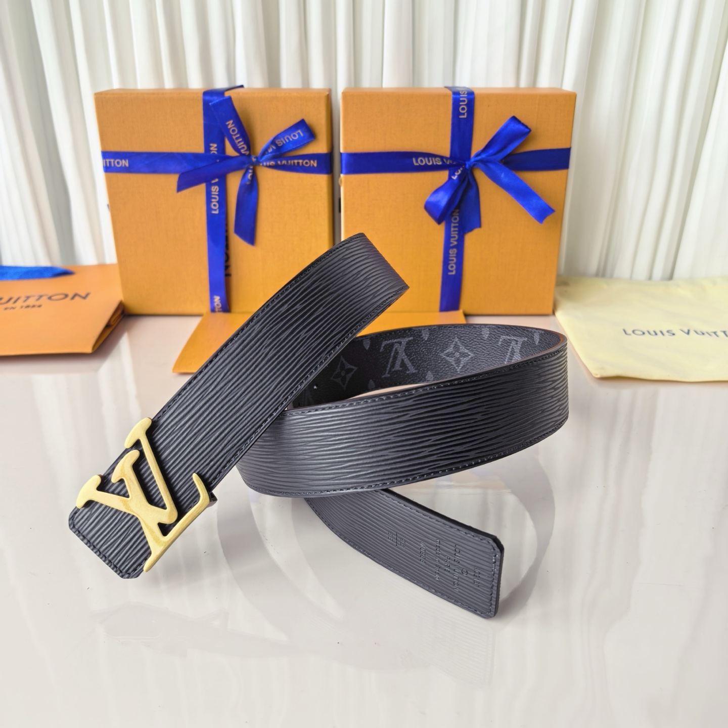 LV Initiales 40毫米双面腰带拼接 Monogram 帆布与 EPi 皮革，以宽幅设计洋溢现