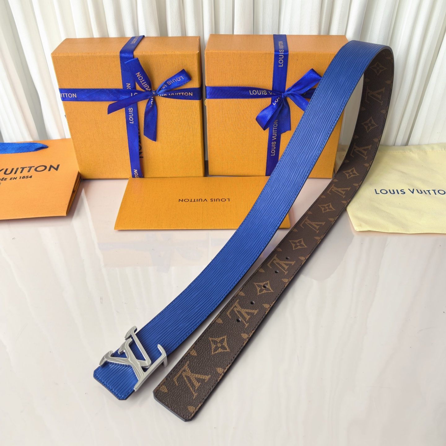 LV Initiales 40毫米双面腰带拼接 Monogram 帆布与 EPi 皮革，以宽幅设计洋溢现
