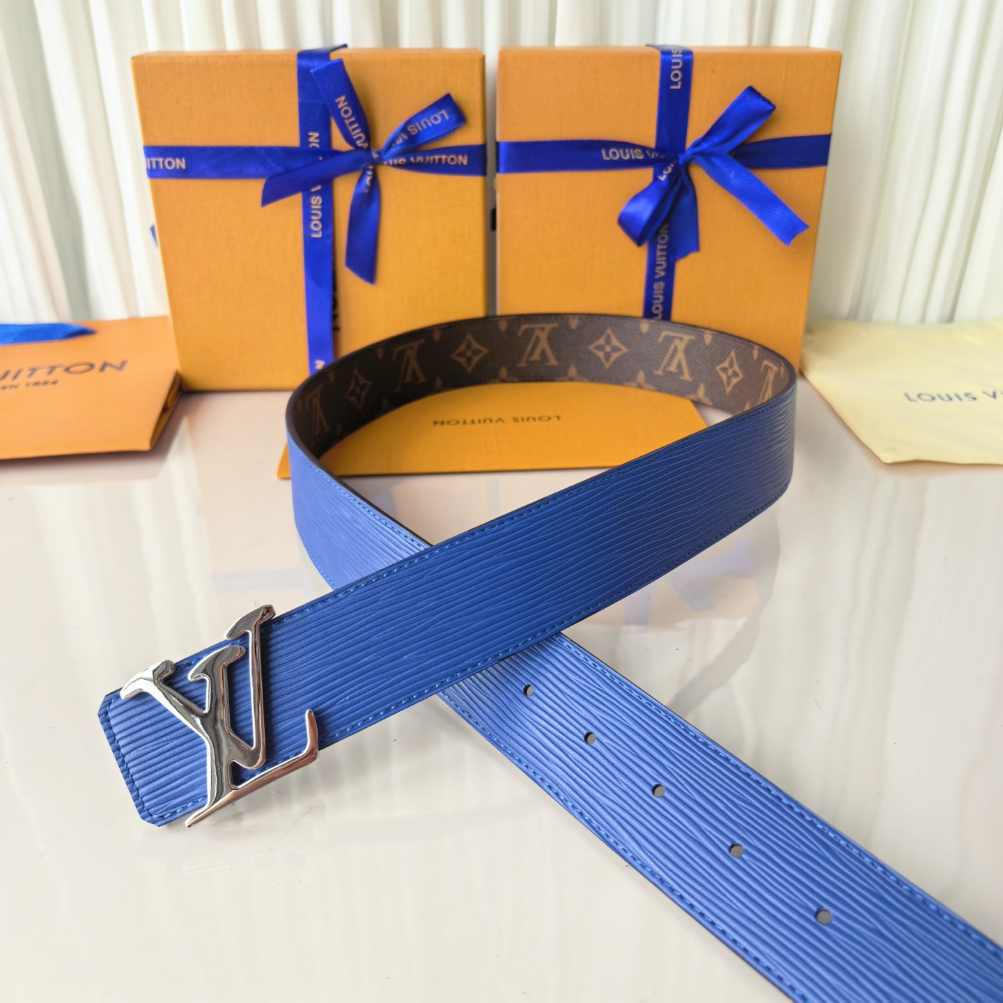 LV Initiales 40毫米双面腰带拼接 Monogram 帆布与 EPi 皮革，以宽幅设计洋溢现