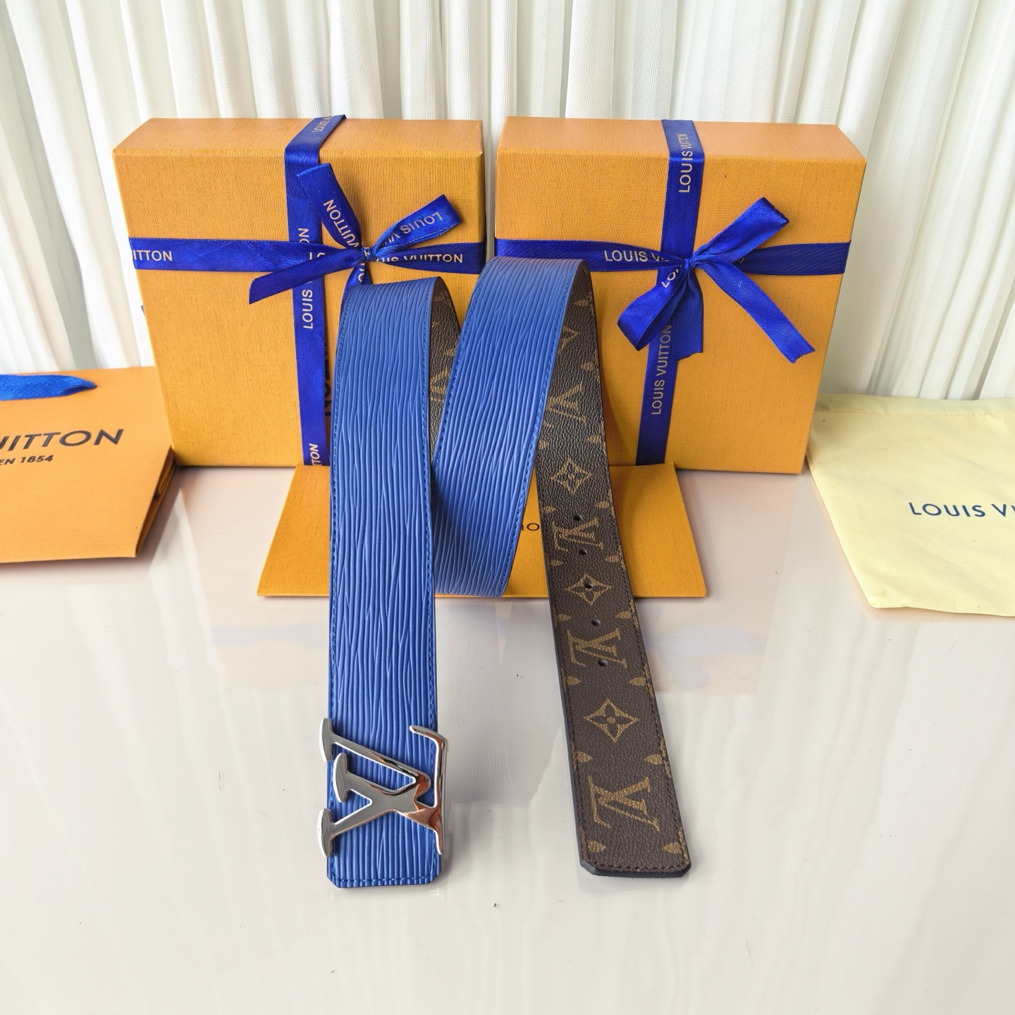LV Initiales 40毫米双面腰带拼接 Monogram 帆布与 EPi 皮革，以宽幅设计洋溢现