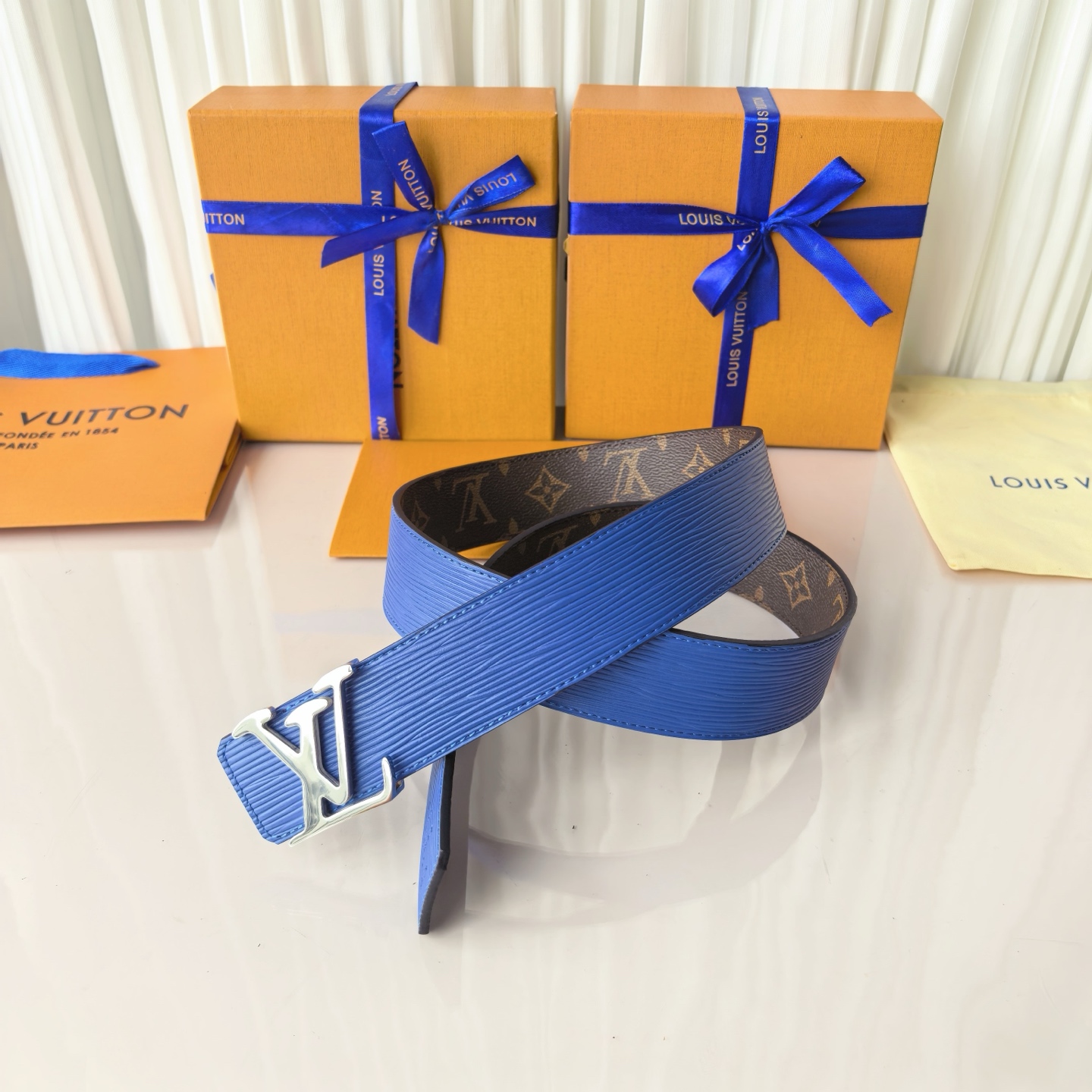 LV Initiales 40毫米双面腰带拼接 Monogram 帆布与 EPi 皮革，以宽幅设计洋溢现