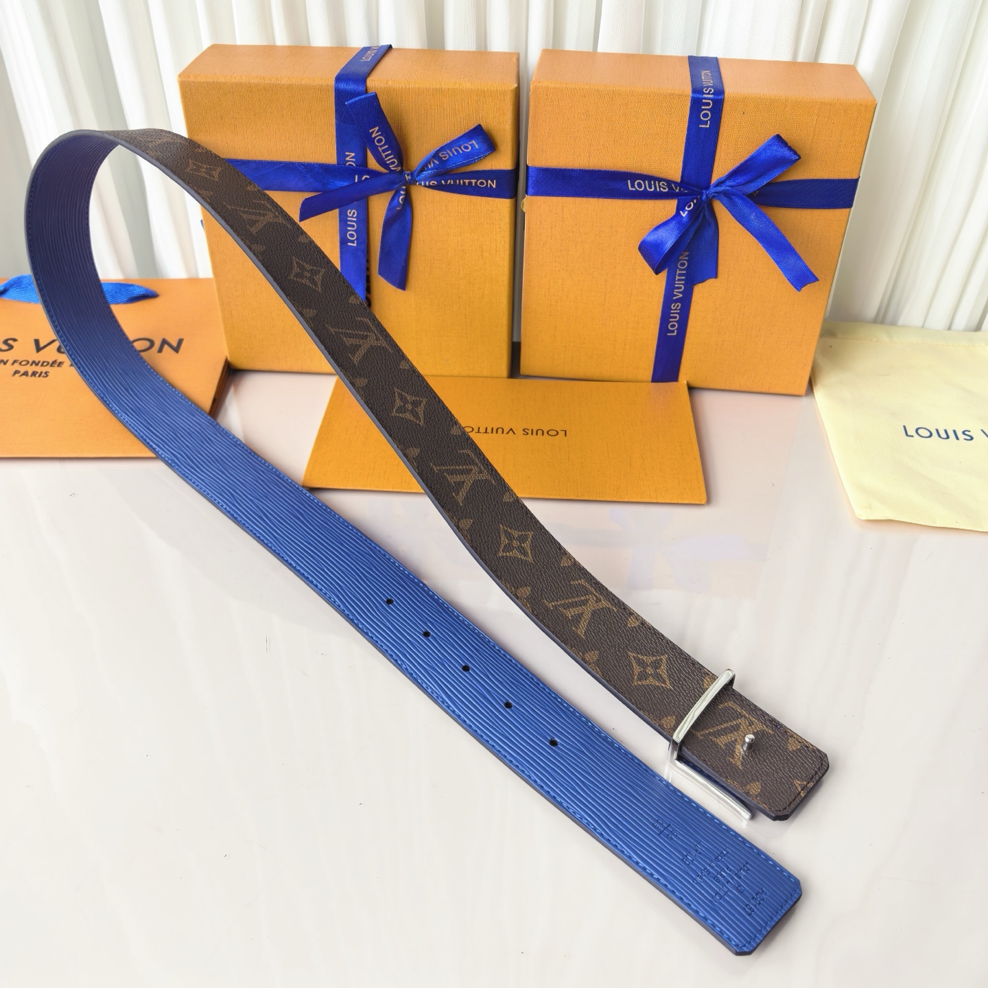 LV Initiales 40毫米双面腰带拼接 Monogram 帆布与 EPi 皮革，以宽幅设计洋溢现