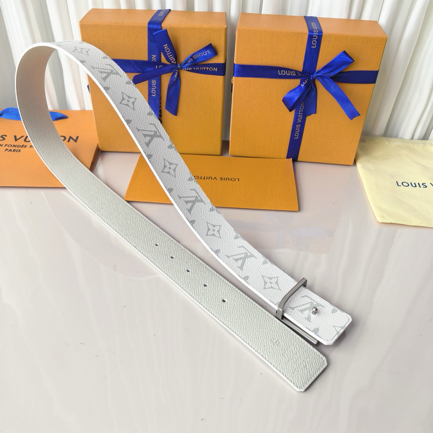L0UIS VUITT0N 男士新品原單腰帶 寬度40毫米 雙面均可使用 一面為柔軟的十字纹小牛皮 另一