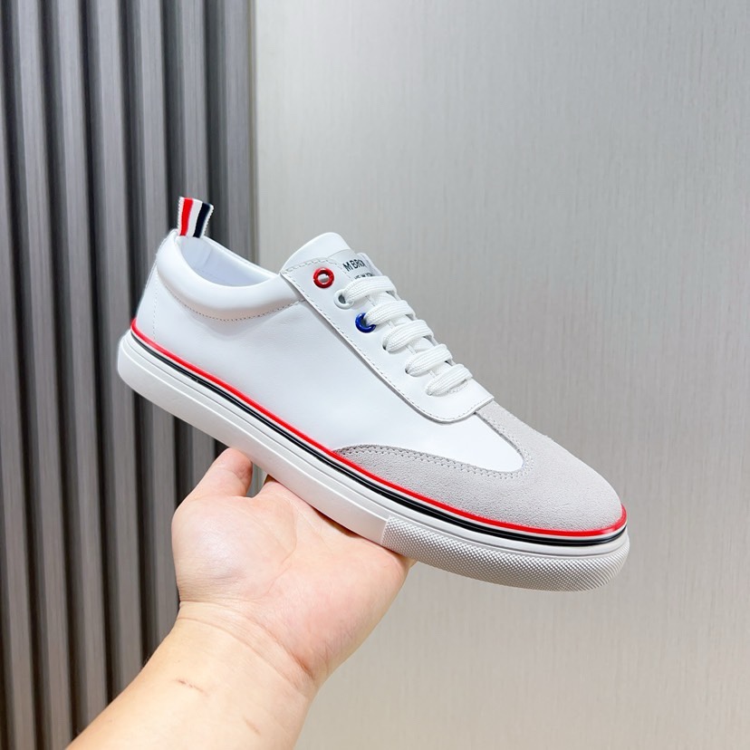 NO:277967,Factory [THOM BROWNE Tom Brown] (new york) Tom is on the hit again!  This new and evil brand with a cool feeling gives us a relaxing and fashionable new choice this summer TB white shoes storm. The upper is made of original leather inner sheepskin. The sole is made of original sole. The webbing red, white and blue 3 bars illuminate the brand's elements. Size: 38-44,,thom browne,sheepskin19860909工厂【THOM BROWNE 汤姆·布朗】（new york） 汤姆再上爆款！这个邪魅酷感的新锐品牌 让我们在这个夏天有了放松 时髦 个性的新选择 TB白鞋风暴.鞋面采用原版皮料内里羊皮 鞋底采用原版鞋底制作 织带红白蓝3道杠杠点亮了品牌的元素 码数:38-44,,thom browne,sheepskin,Men's shoes