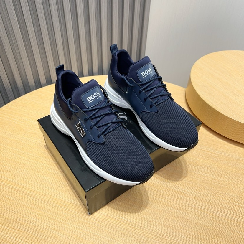 NO:283999,Factory [BOSS] new men's sports shoes. The new model of a well-known sports brand is grandly launched. It is shipped with a luxurious and high-end design. The upper is made of original leather breathable fabric (sheepskin footbed) and lightweight rubber outsole. Light luxury style. The upper is breathable and not stuffy, simple and atmospheric, and the foot is comfortable and fashionable. Size38-44 (45 custom made without return and exchange),, sneakers, sheepskin19860909工厂【BOSS】新款男仕运动鞋 知名运动品牌新款隆重上市 以奢华高端设计出货 鞋面选用原版皮革透气布料制成（羊皮垫脚） 轻质橡胶大底.轻奢风格,鞋面透气不闷脚,简约大气,上脚舒适富有潮流感.Size38-44（45定做不退换）,,sneakers,sheepskin,Men's shoes