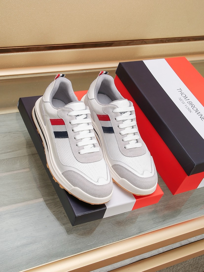 NO:557826,Factory [THOM BROWNE Tom Brown] (new york) Tom has another hit!  This new and cool brand gives us a new choice for relaxation, fashion and personality this summer. TB white shoe storm. The upper is made of first-layer cowhide and lining sheepskin. The sole is made of the original sole. The three stripes of red, white and blue ribbons light up the brand elements. Size: 38-44 (customized in 45),,thom browne,cowhide,sheepskin19860909工厂【THOM BROWNE 汤姆·布朗】（new york） 汤姆再上爆款！这个邪魅酷感的新锐品牌 让我们在这个夏天有了放松 时髦 个性的新选择 TB白鞋风暴.鞋面选用头层牛皮内里羊皮 鞋底采用原版鞋底制作 织带红白蓝3道杠杠点亮了品牌的元素 码数:38-44（45定做）,,thom browne,cowhide,sheepskin,Men's shoes