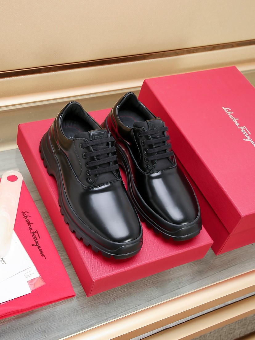 NO:557837,Factory 'Ferragamo' is the latest high-end top brand luxury ~ purchasing agency, top quality. The new fashionable business men's shoes are made of original first-layer open-edge beaded cowhide leather lining for the upper and fine workmanship. The original stylish and soft combination wear-resistant and non-slip outsole is light and comfortable on the foot. The real thing looks better when photographed in person. The size is 38--44 (45 and 46 can be customized), ferragamo, cowhide19860909工厂《 Ferragamo 》最新高端顶端品牌奢侈～代购,顶级～质量.新時尚商务男鞋鞋面選用原版头层开边珠牛皮牛皮内里,精细做工.原版个性时尚柔软组合耐磨防滑大底,上脚轻巧舒适,实物拍摄實物更好看,码数38--44码(45、46可订做),,ferragamo,cowhide,Men's shoes