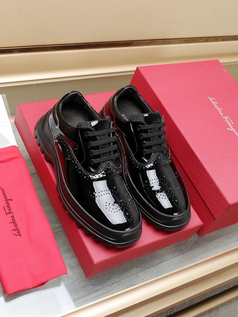 NO:620989,Factory 'Ferragamo' is the latest high-end top brand luxury ~ purchasing agency, top quality. The new fashionable business men's shoes are made of original first-layer open-edge beaded cowhide leather lining for the upper and fine workmanship. The original stylish and soft combination wear-resistant and non-slip outsole is light and comfortable on the foot. The real thing looks better when photographed in person. The size is 38--44 (45 and 46 can be customized), ferragamo, cowhide19860909工厂《 Ferragamo 》最新高端顶端品牌奢侈～代购,顶级～质量.新時尚商务男鞋鞋面選用原版头层开边珠牛皮牛皮内里,精细做工.原版个性时尚柔软组合耐磨防滑大底,上脚轻巧舒适,实物拍摄實物更好看,码数38--44码(45、46可订做),,ferragamo,cowhide,Men's shoes