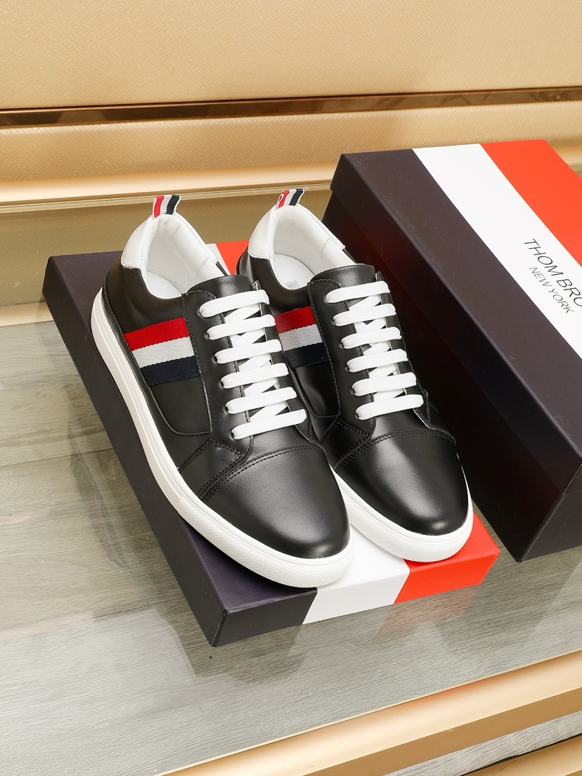 NO:621340,Factory [THOM BROWNE Tom Brown] (new york) Tom has another hit!  This new and cool brand gives us a new choice for relaxation, fashion and personality this summer. TB white shoe storm. The upper is made of first-layer cowhide and lining sheepskin. The sole is made of the original sole. The three stripes of red, white and blue ribbons light up the brand elements. Size: 38-44 (customized in 45),,thom browne,cowhide,sheepskin19860909工厂【THOM BROWNE 汤姆·布朗】（new york） 汤姆再上爆款！这个邪魅酷感的新锐品牌 让我们在这个夏天有了放松 时髦 个性的新选择 TB白鞋风暴.鞋面选用头层牛皮内里羊皮 鞋底采用原版鞋底制作 织带红白蓝3道杠杠点亮了品牌的元素 码数:38-44（45定做）,,thom browne,cowhide,sheepskin,Men's shoes