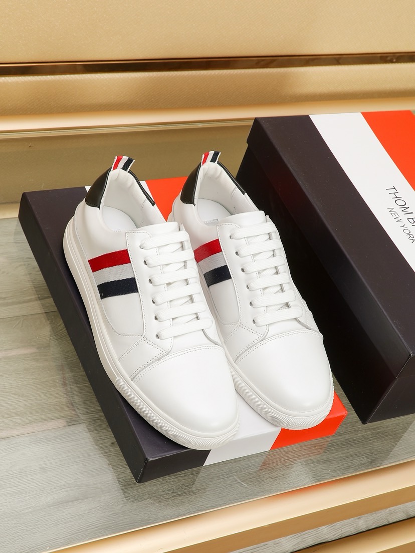 NO:621343,Factory [THOM BROWNE Tom Brown] (new york) Tom has another hit!  This wickedly cool new brand gives us a new choice for relaxation, fashion and individuality this summer. TB white shoe storm. The upper is made of first-layer cowhide and sheepskin lining. The sole is made of the original sole. The red, white and blue stripes of the webbing light up the brand elements. Size: 38-44 (45 custom-made, thom browne, cowhide, sheepskin19860909工厂【THOM BROWNE 汤姆·布朗】（new york） 汤姆再上爆款！这个邪魅酷感的新锐品牌 让我们在这个夏天有了放松 时髦 个性的新选择 TB白鞋风暴.鞋面选用头层牛皮内里羊皮 鞋底采用原版鞋底制作 织带红白蓝3道杠杠点亮了品牌的元素 码数:38-44（45定做,,thom browne,cowhide,sheepskin,Men's shoes