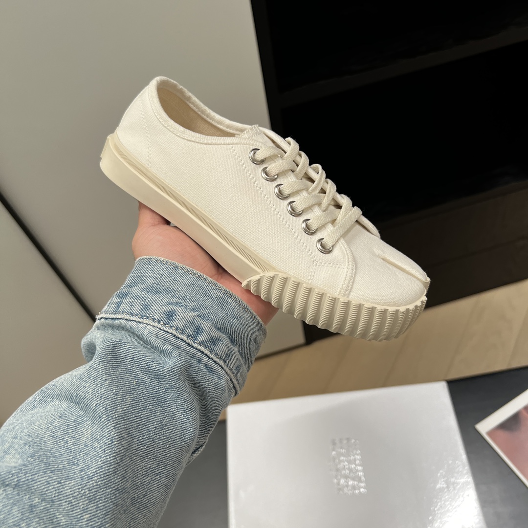 NO:761193,A pair of split-toe shoes that can go wild, and can easily beat the quality of market products!  Close your eyes and enter. The structure and sneaker style are very easy to wear, light and comfortable ~ Maison Margiela mm6 Margiela classic, retro feel, perfect score, very fashionable no matter what you wear!  The shoes are very light and easy to put on. They are super comfortable and breathable. The most important thing is that they don’t tire or chafe your feet!  !  Soft and glutinous, so comfortable. The classic shoe shape looks delicate when worn~ It looks cute when worn. It looks good when worn with a skirt every day. It is very age-reducing. Women's model 35/40 (customized at 40, non-refundable and non-exchangeable). Men's model 39/45 (customized at 45, non-refundable and non-exchangeable), casual shoes/sports shoes, masion margiela, masion margiela, sneakers, skirts19860909可以暴走的一双分趾鞋,能随便吊打市场货的品质！闭眼入 . 结构和运动鞋的款式,非常好穿,轻便舒适~ 一maison margiela mm6马吉拉经典 复古感 满分,随便穿搭都是很时尚！ 鞋子很轻便穿起来上脚 超级舒服透气最重要不累脚,不磨脚！ ！软软糯糯的好舒服 经典的鞋型穿起来hin显秀气~穿起来奶乖 奶乖的,日常搭配个裙装很减龄哦 女款35/40（40定做不退不换） 男款39/45（45定做不退不换）,休闲鞋/运动鞋,masion margiela,masion margiela,sneakers,skirts,Women's Shoes