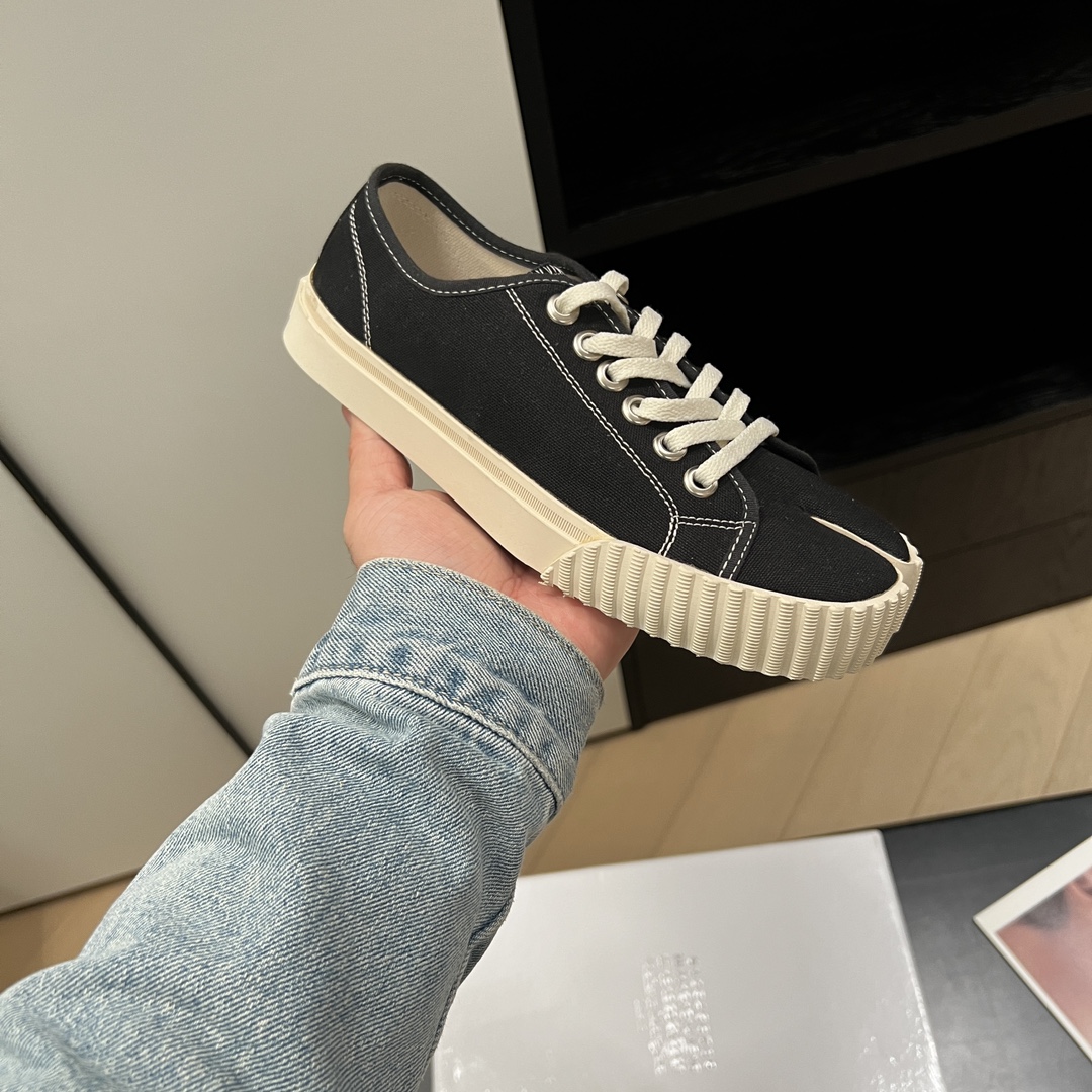 NO:678968,A pair of split-toe shoes that can go wild, and can easily beat the quality of market products!  Close your eyes and enter. The structure and sneaker style are very easy to wear, light and comfortable ~ Maison Margiela mm6 Margiela classic, retro feel, perfect score, very fashionable no matter what you wear!  The shoes are very light and easy to put on. They are super comfortable and breathable. The most important thing is that they don’t tire or chafe your feet!  !  Soft and glutinous, so comfortable. The classic shoe shape looks delicate when worn~ It looks cute when worn. It looks cute when paired with a skirt every day. It is very age-reducing. Women's model 35/40 (custom-made at 40, non-returnable and non-exchangeable). Men's model 39/45 (custom-made at 45, non-returnable and non-exchangeable), split-toe shoes, masion margiela, masion margiela, sneakers, skirts19860909可以暴走的一双分趾鞋,能随便吊打市场货的品质！闭眼入 . 结构和运动鞋的款式,非常好穿,轻便舒适~ 一maison margiela mm6马吉拉经典 复古感 满分,随便穿搭都是很时尚！ 鞋子很轻便穿起来上脚 超级舒服透气最重要不累脚,不磨脚！ ！软软糯糯的好舒服 经典的鞋型穿起来hin显秀气~穿起来奶乖 奶乖的,日常搭配个裙装很减龄哦 女款35/40（40定做不退不换） 男款39/45（45定做不退不换）,分趾鞋,masion margiela,masion margiela,sneakers,skirts,Women's Shoes