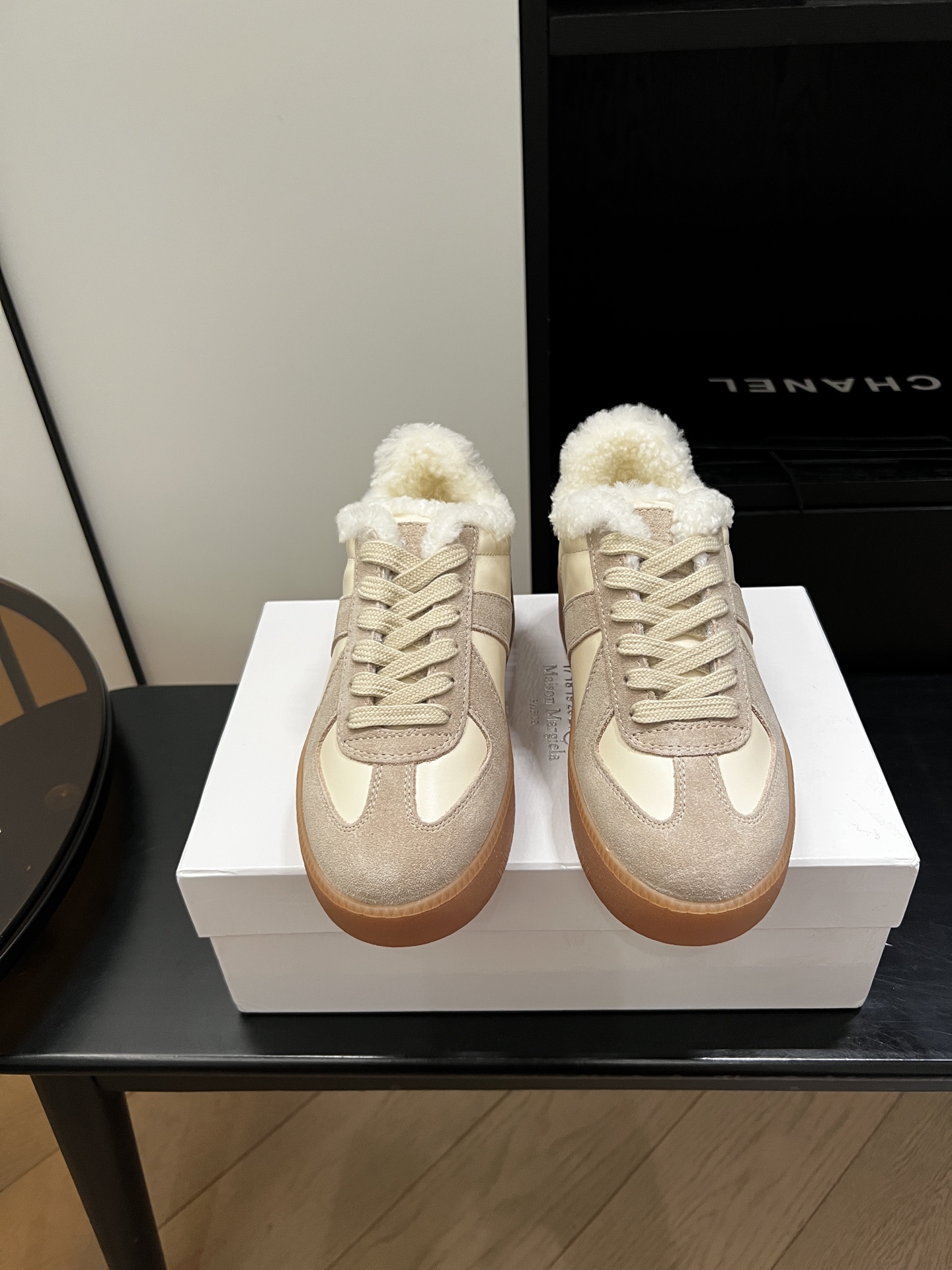 NO:678976,maison margiela mm6 classic Maison Margiela shoes have a retro feel and are very fashionable no matter what you wear!  The shoes are very light and easy to put on. They are super comfortable and breathable. The most important thing is that they don’t tire or chafe your feet!  !  They are soft and glutinous and very comfortable. The classic shoe shape looks delicate when worn. The beige gray color looks cute and cute. It is very cute when worn with a skirt every day. The size is 35/40 (40 is custom-made and is non-returnable and non-exchangeable), casual shoes/sports shoes, masion margiela, masion margiela, sneakers, skirts19860909maison margiela mm6马吉拉经典 德训鞋复古感 满分,随便穿搭都是很时尚！ 鞋子很轻便穿起来上脚 超级舒服透气最重要不累脚,不磨脚！ ！软软糯糯的好舒服 经典的鞋型穿起来hin显秀气~米灰色穿起来奶乖 奶乖的,日常搭配个裙装很减龄哦 码数35/40（40定做不退不换）,休闲鞋/运动鞋,masion margiela,masion margiela,sneakers,skirts,Women's Shoes