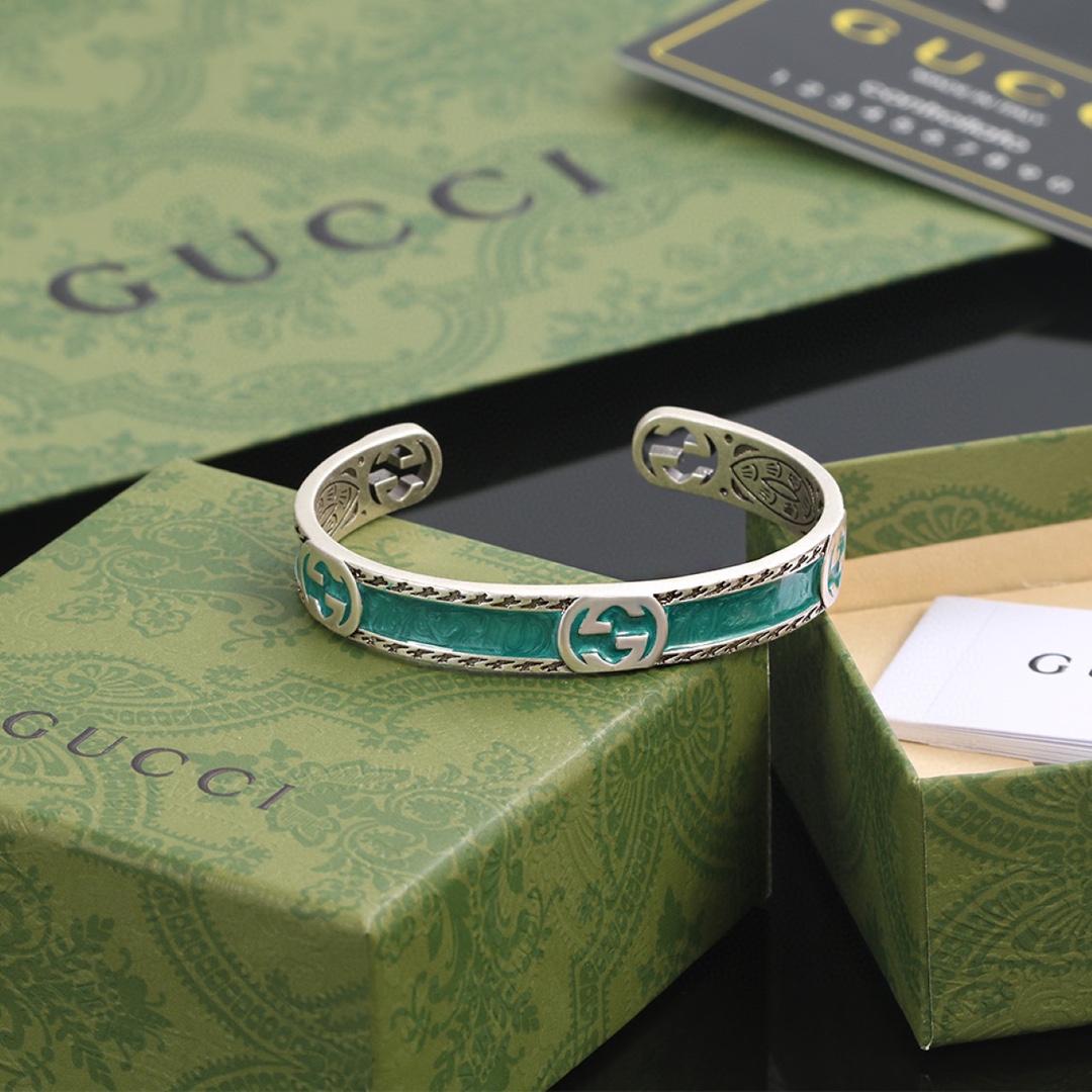 新款古驰Gucci双G雕刻字母手镯超重工blingbling颜色搭配得非常好高级感女神气质高端14K精钢