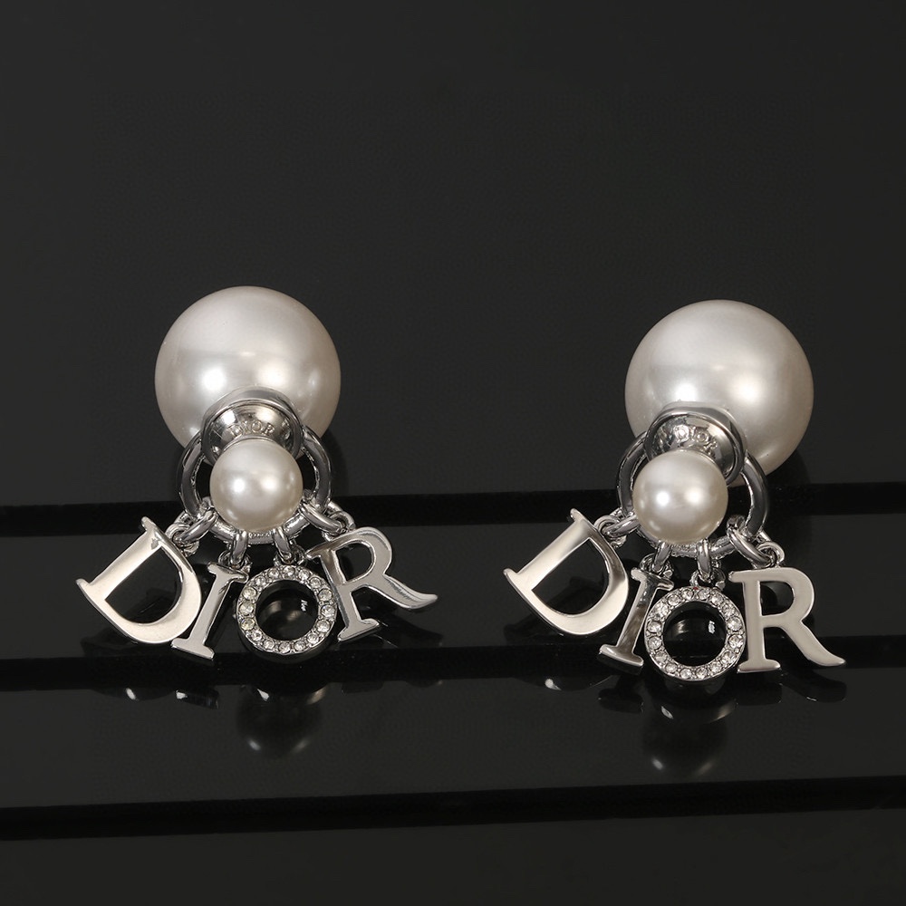 迪奥字母DIOR珍珠耳环这款DiorTribales耳环在Dior标志性款式的基础上演绎出新的风格白色树