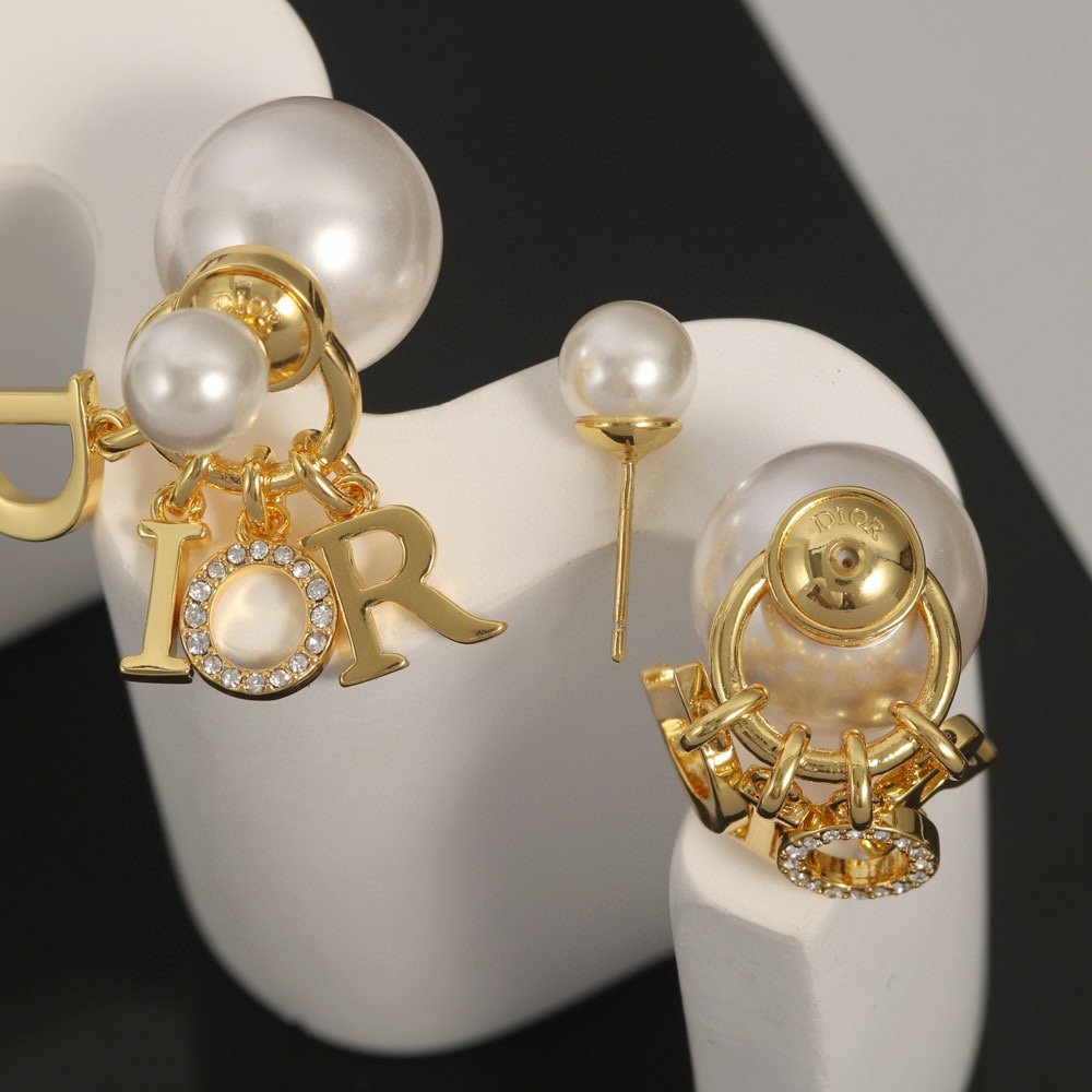 迪奥字母DIOR珍珠耳环这款DiorTribales耳环在Dior标志性款式的基础上演绎出新的风格白色树