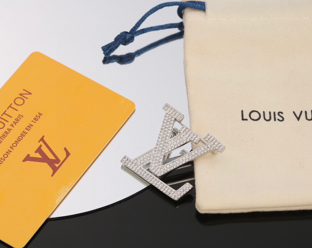 Louis Vuitton Jewelry Brooch Necklaces & Pendants Polishing