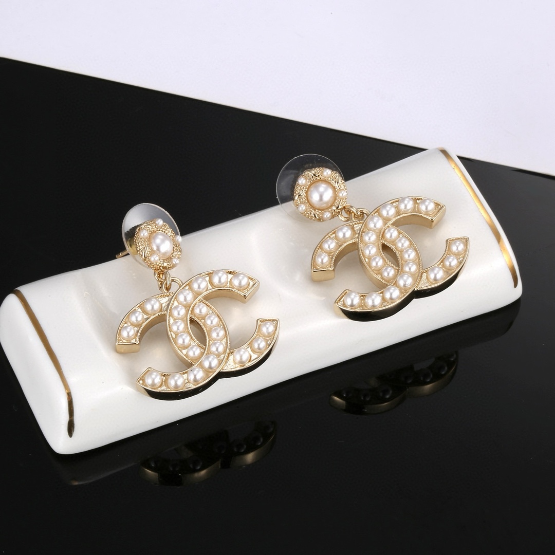 Chanel Jewelry Earring Gold Set With Diamonds